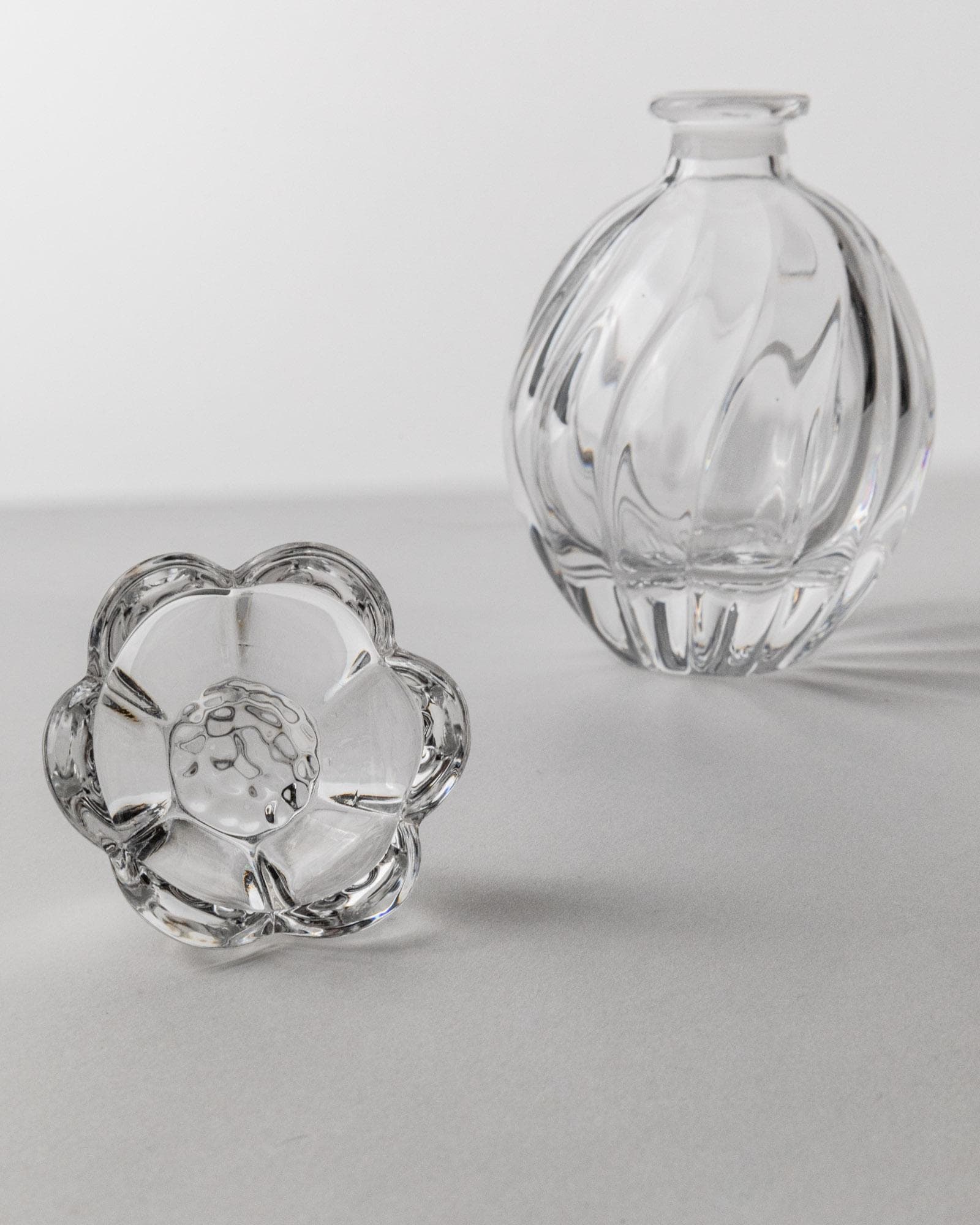 Vintage 1950s Murano Glass Perfume Bottle, Curved Hand Blown Glass with Floral Stopper, Timeless Vanity Decor, Noble Gift Idea_Bottega Jacobs