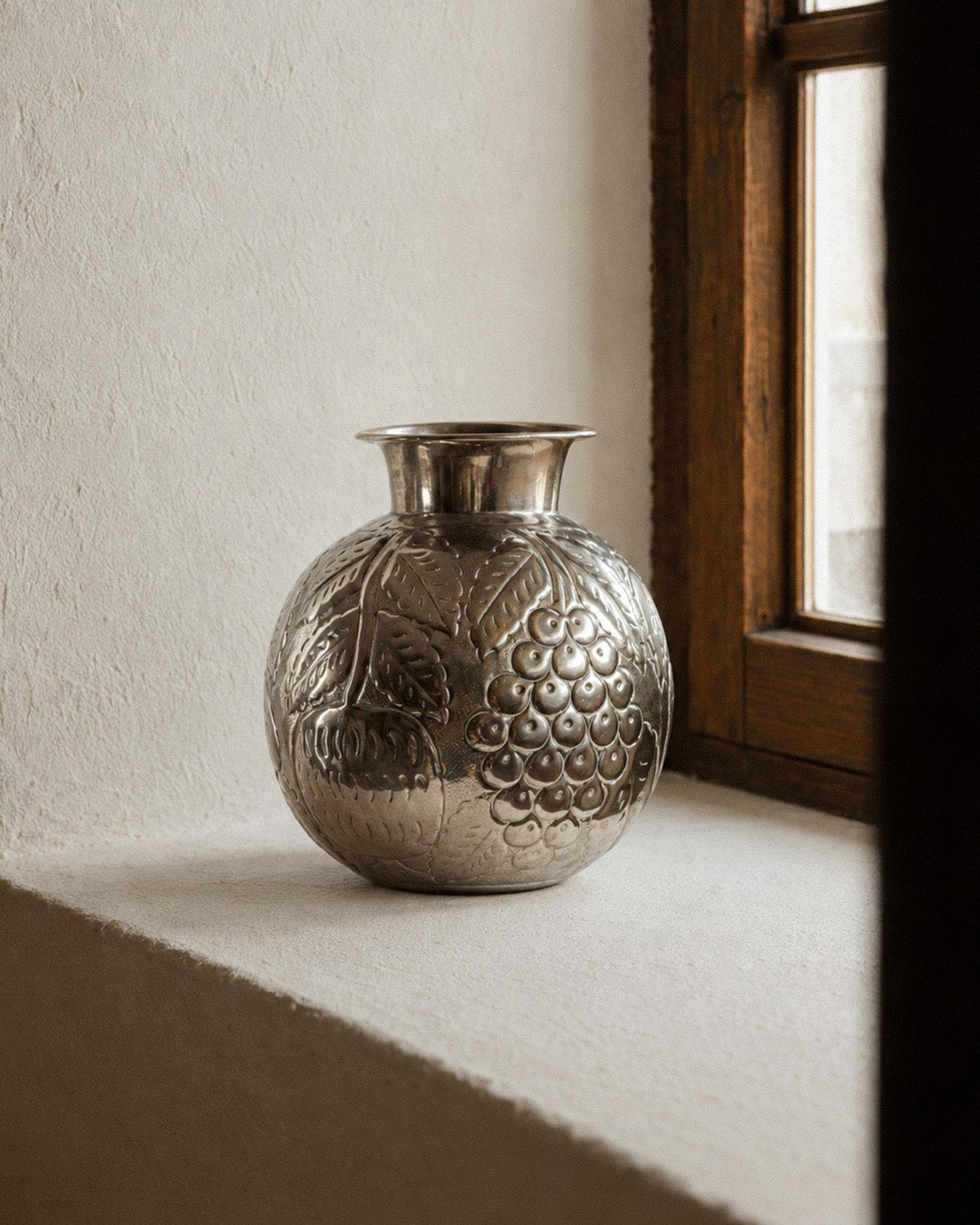 Vintage 1960s Nickel Plated Brass Vase, Hand Hammered Fruit and Leaf Relief, Italian Flower Vase, Decorative Metalwork, Decor Gift Idea_Bottega Jacobs