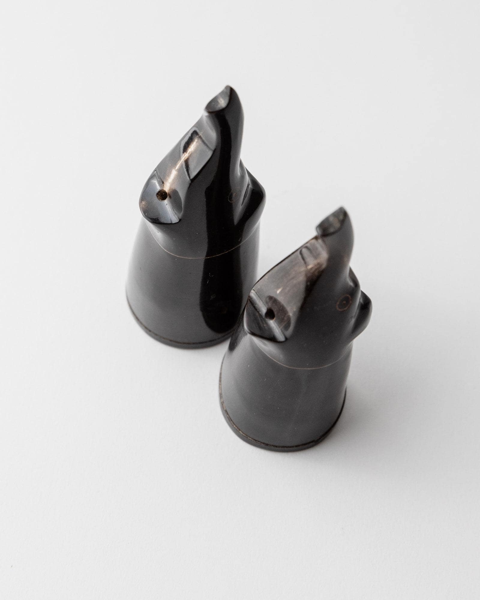 Vintage 1960s Salt and Pepper Shakers Set, Black Horn Elephant Figurines with Beige Details, Mid Century Table Decor, Elegant Gift Idea_Bottega Jacobs