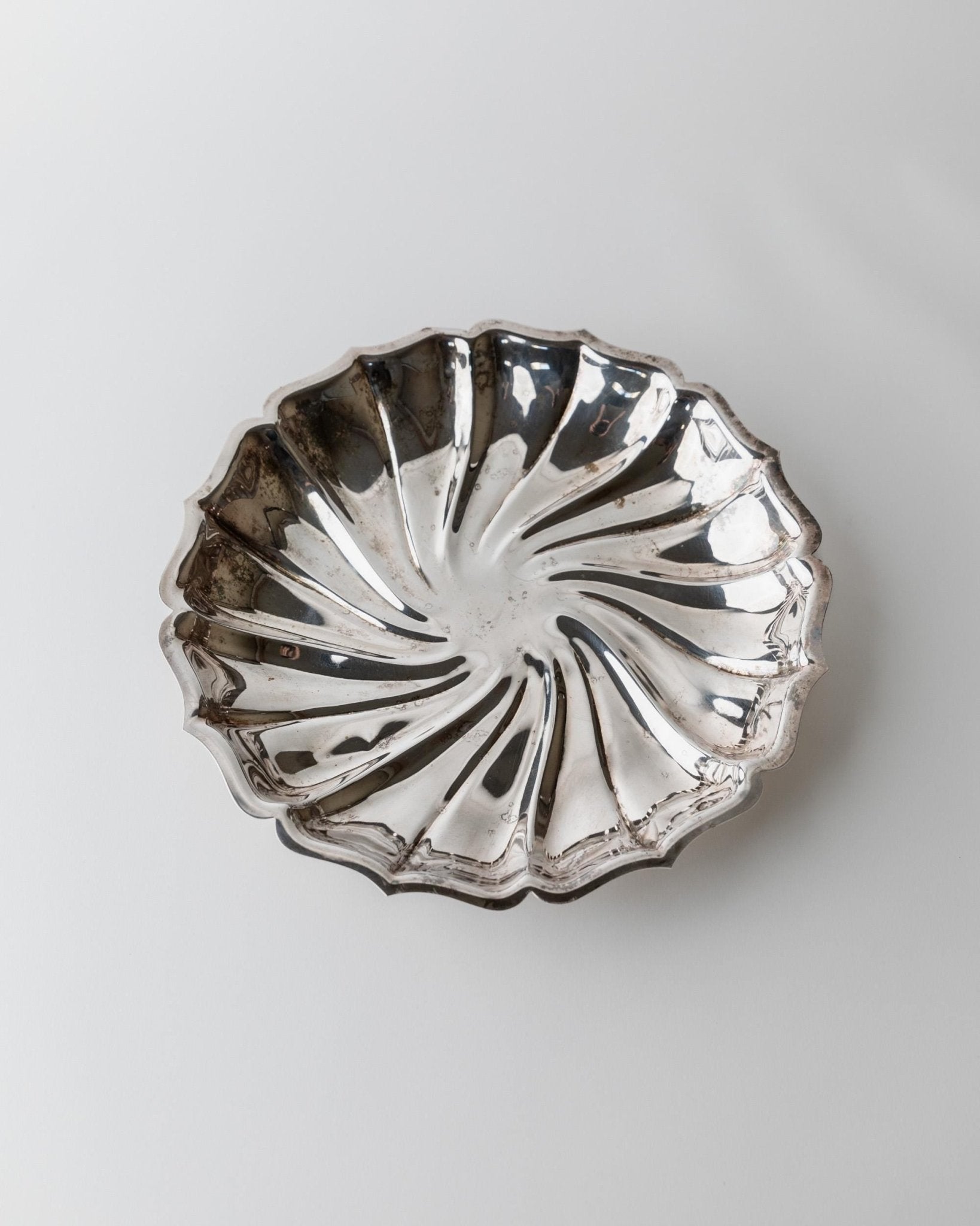 Vintage 1960s Silver Plated Bowl or Plate, Round Swirl Design, Elegant Serving for Fruit or Decor, Retro Table Decor, Timeless Gift Idea_Bottega Jacobs