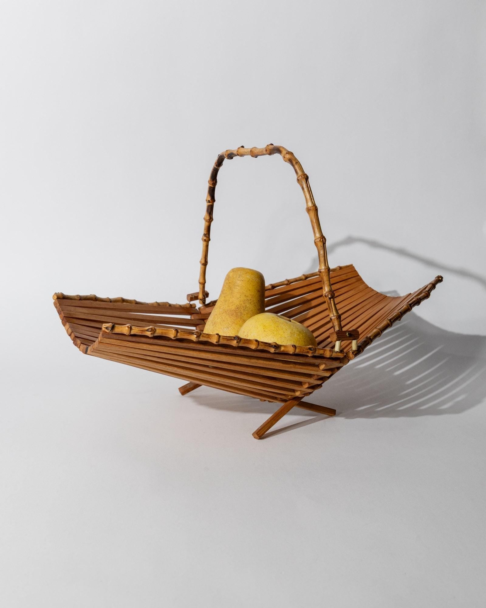Vintage 1960s Wooden Fruit Basket, Foldable Bamboo Design, Decorative Craftsmanship, Retro Table Decor, Elegant Gift Idea_Bottega Jacobs