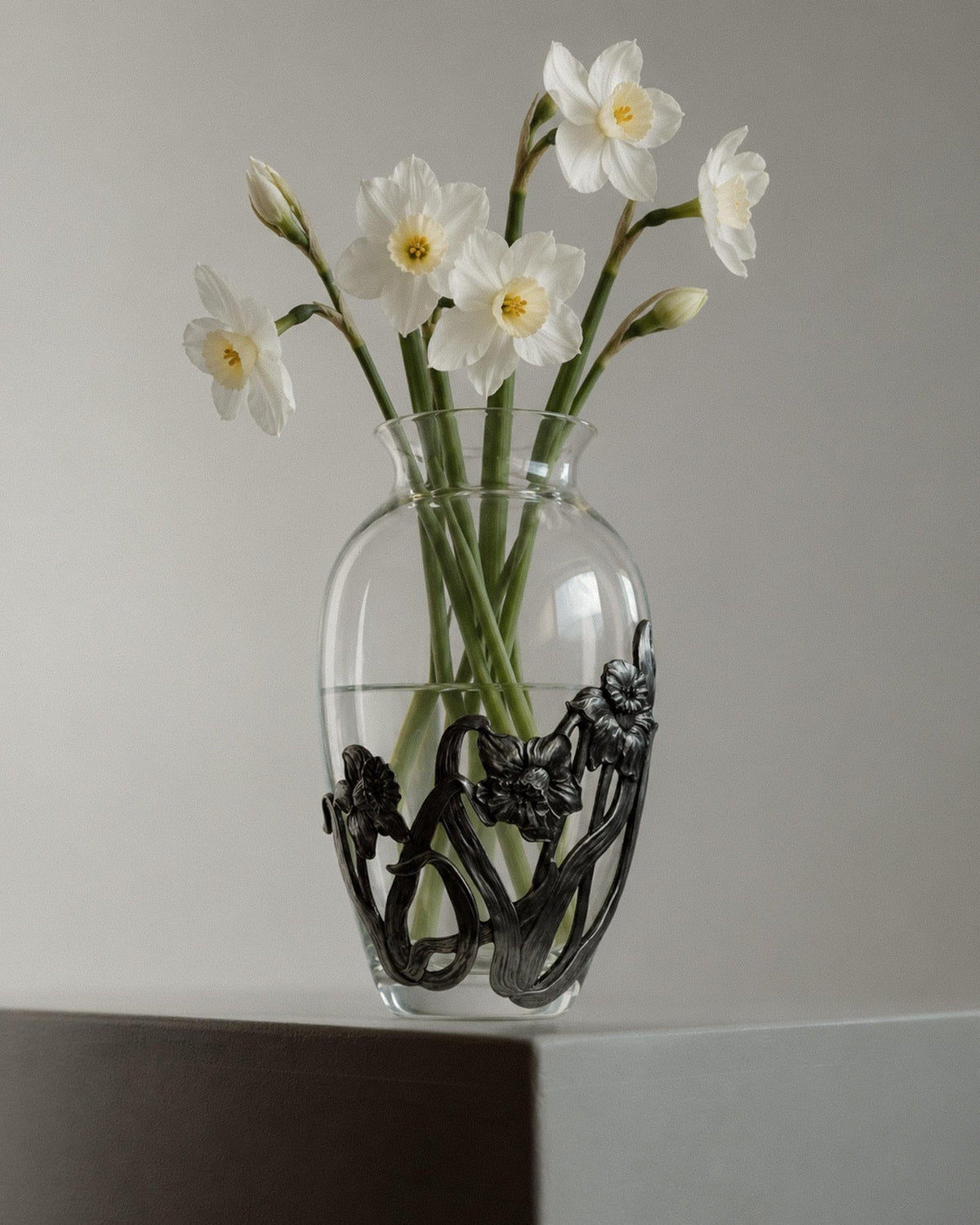 Vintage 1970s Glass Vase, Hand Cast Pewter Daffodil Decoration, Clear Glass with Sculptural Metal Detail, Classic Flower Vase, Gift Idea_Bottega Jacobs