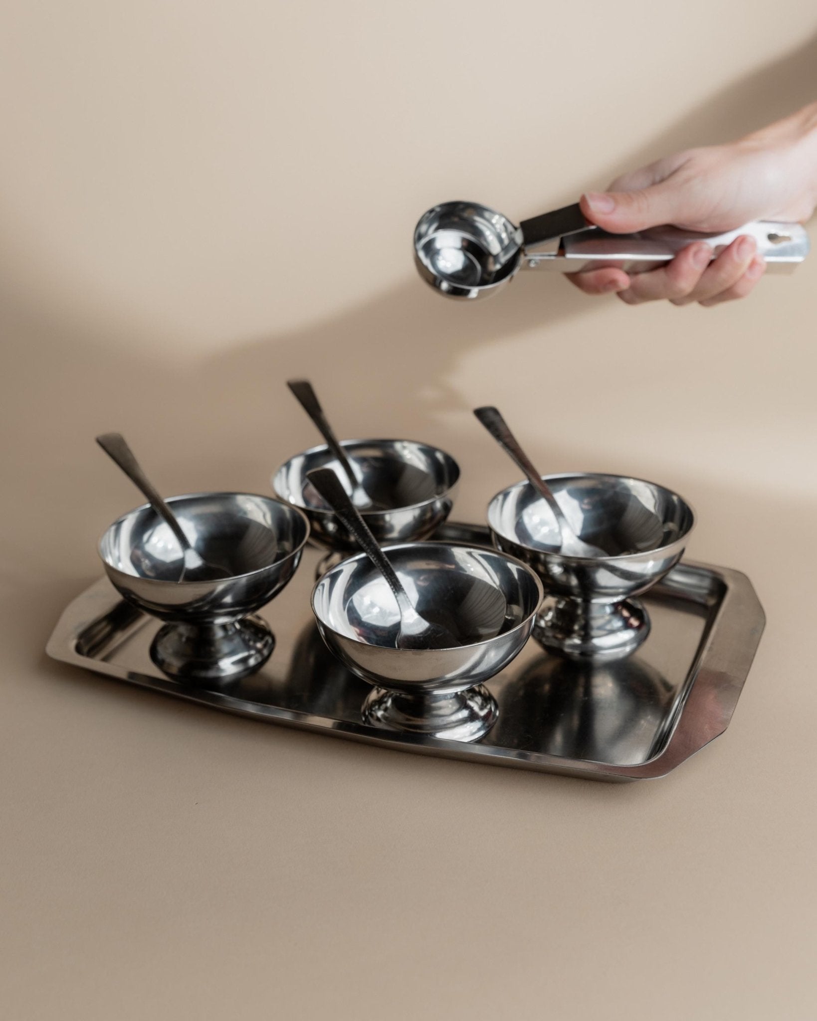 Vintage 1970s Ice Cream Serving Set for 4, Stainless Steel Cups with Spoons, Tray and Scoop, Retro Table Decor, Elegant Gift Idea_Bottega Jacobs