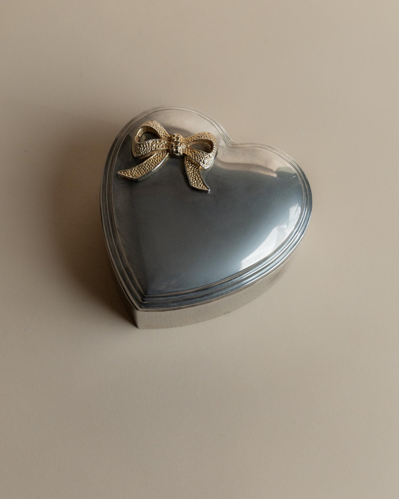 Vintage 1970s Jewelry Box, Heart Shape with Ribbon, Silver Plated with Gold Detail, Retro Decoration, Elegant Gift Idea_Bottega Jacobs