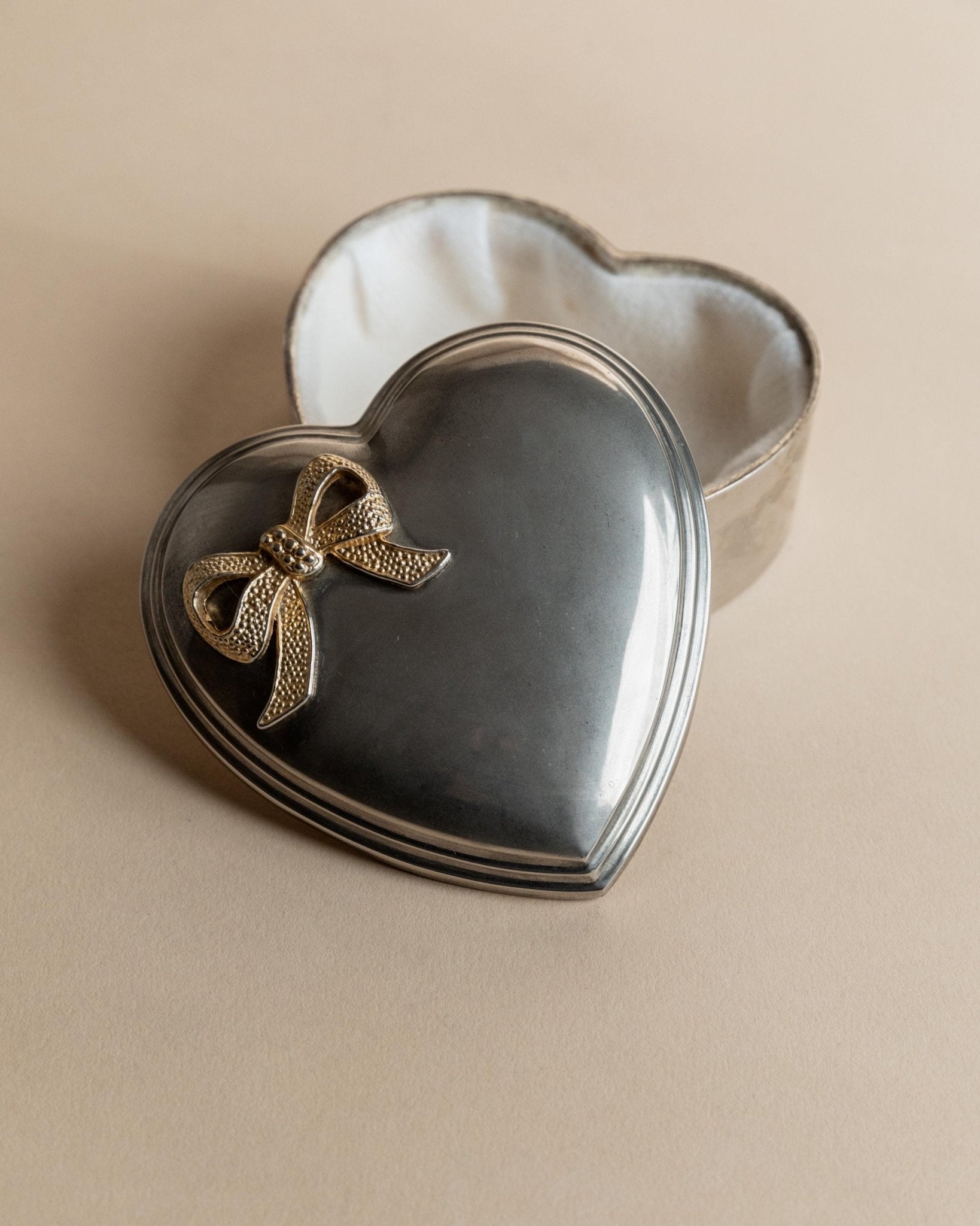 Vintage 1970s Jewelry Box, Heart Shape with Ribbon, Silver Plated with Gold Detail, Retro Decoration, Elegant Gift Idea_Bottega Jacobs