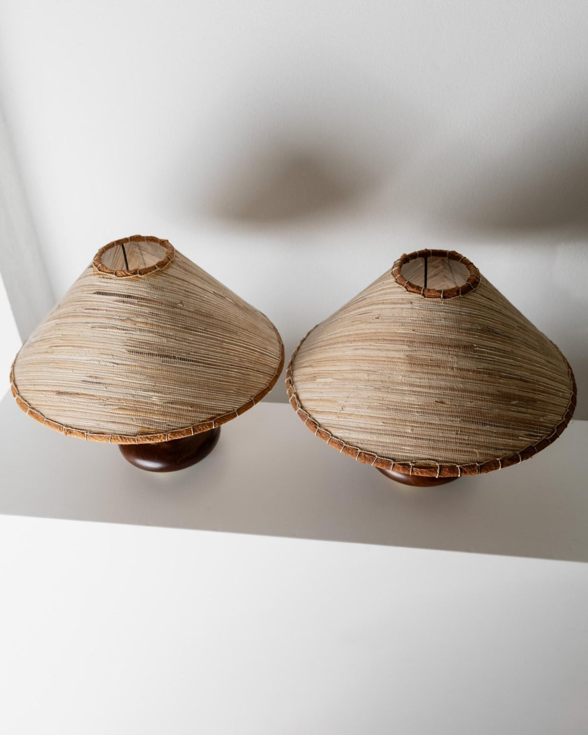 Vintage 1970s Table Lamps Set of 2, Oval Dark Wood Bases with Curved Brass Details, Handmade Natural Fiber Lampshades, Elegant Lighting_Bottega Jacobs