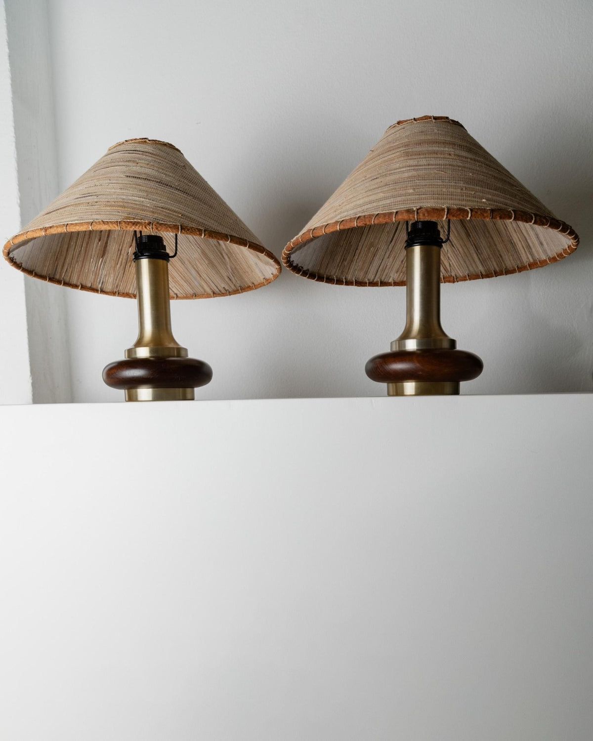 Vintage 1970s Table Lamps Set of 2, Oval Dark Wood Bases with Curved Brass Details, Handmade Natural Fiber Lampshades, Elegant Lighting_Bottega Jacobs