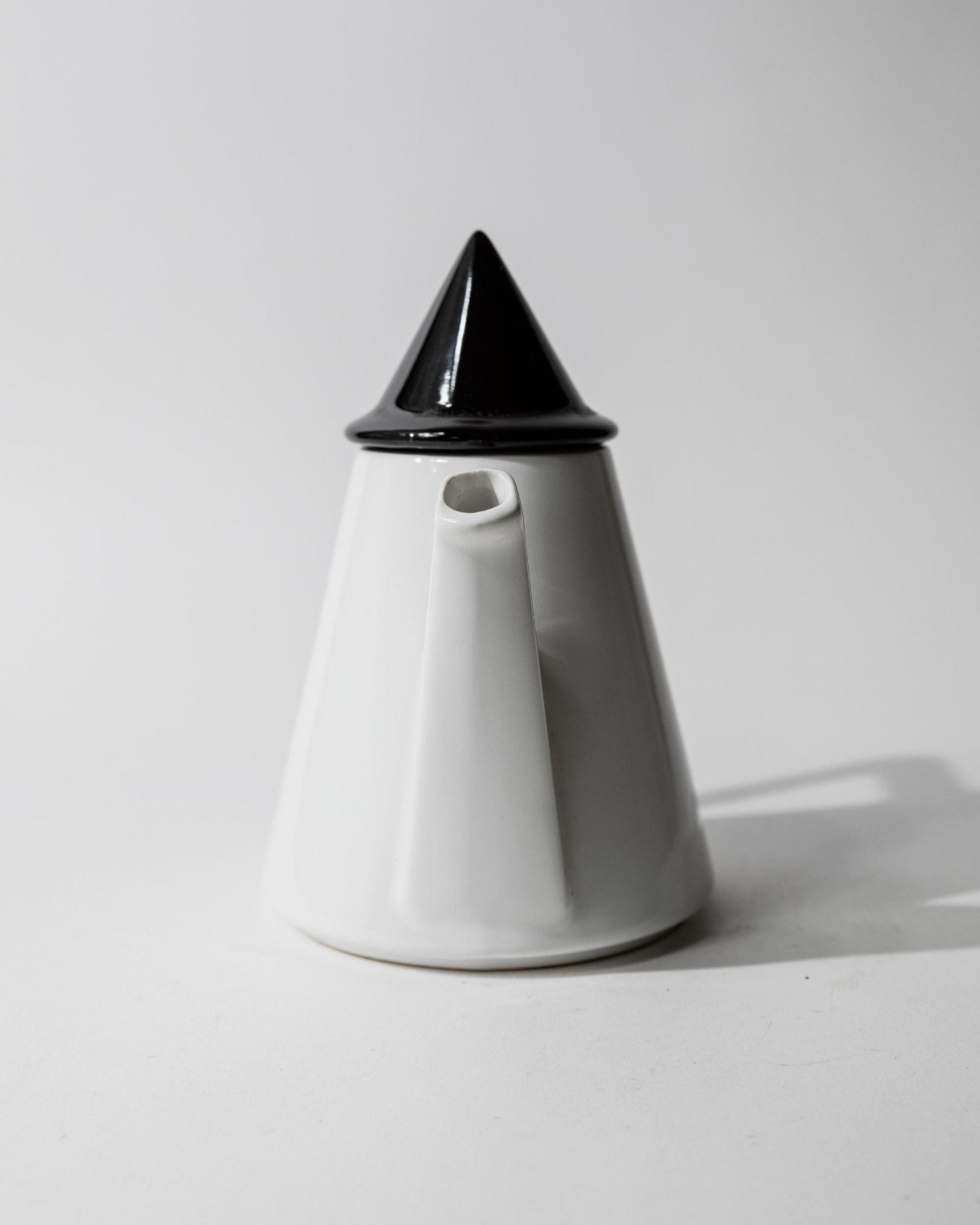 Vintage 1980s Ceramic Coffee or Tea Pot, Memphis Postmodern Design, Black and White Triangle, Sculptural Tableware, Elegant Gift Idea_Bottega Jacobs