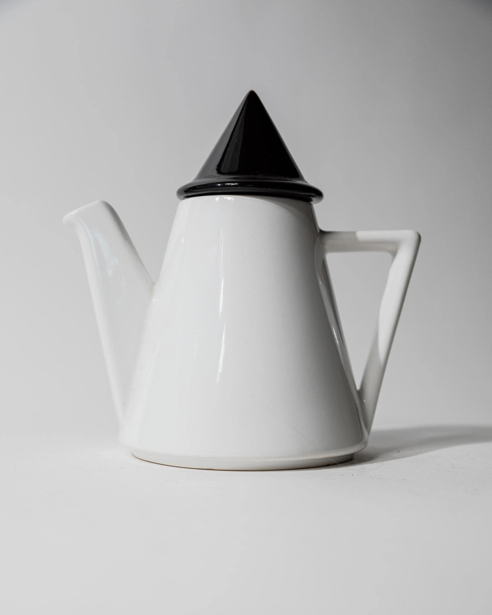 Vintage 1980s Ceramic Coffee or Tea Pot, Memphis Postmodern Design, Black and White Triangle, Sculptural Tableware, Elegant Gift Idea_Bottega Jacobs