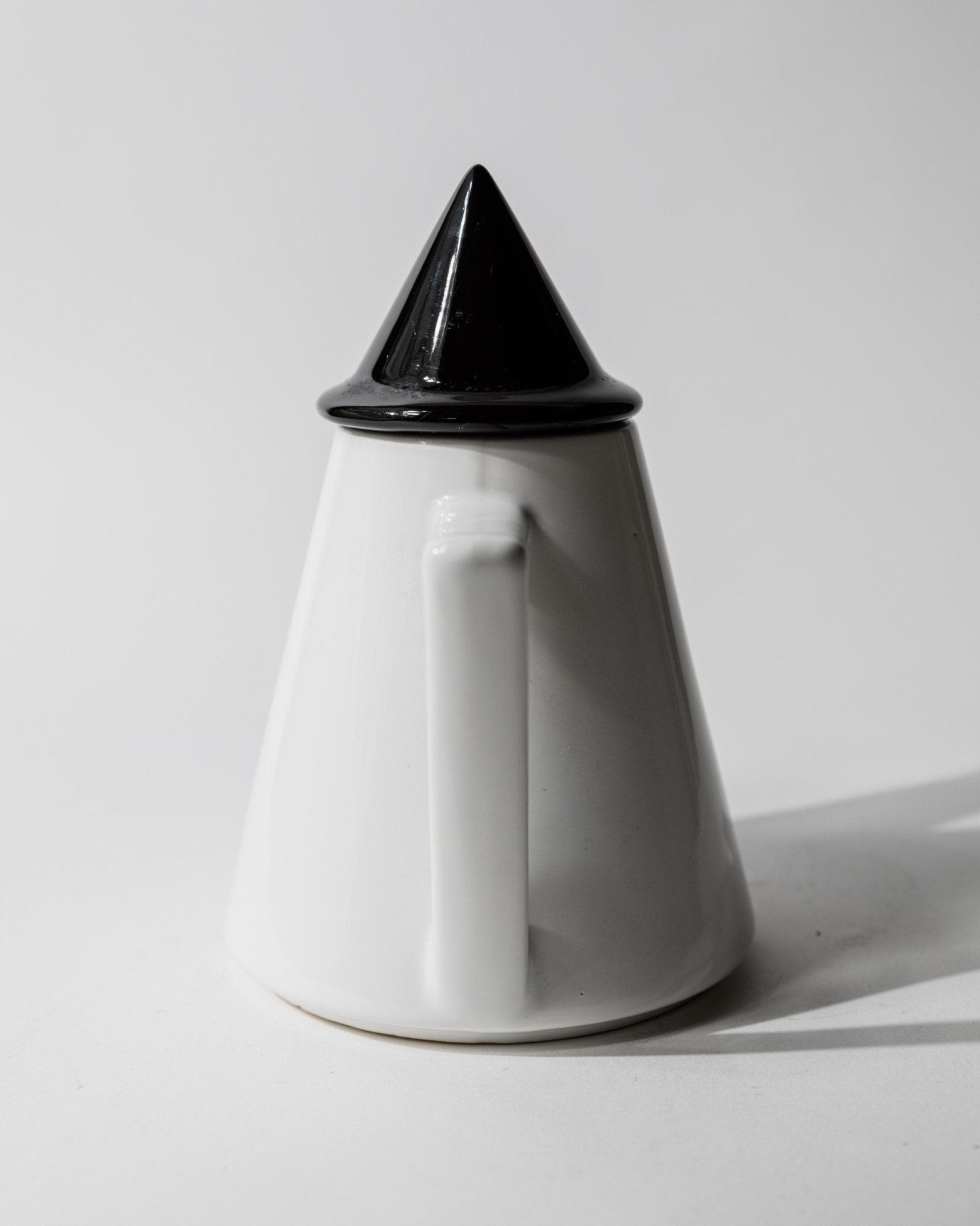 Vintage 1980s Ceramic Coffee or Tea Pot, Memphis Postmodern Design, Black and White Triangle, Sculptural Tableware, Elegant Gift Idea_Bottega Jacobs