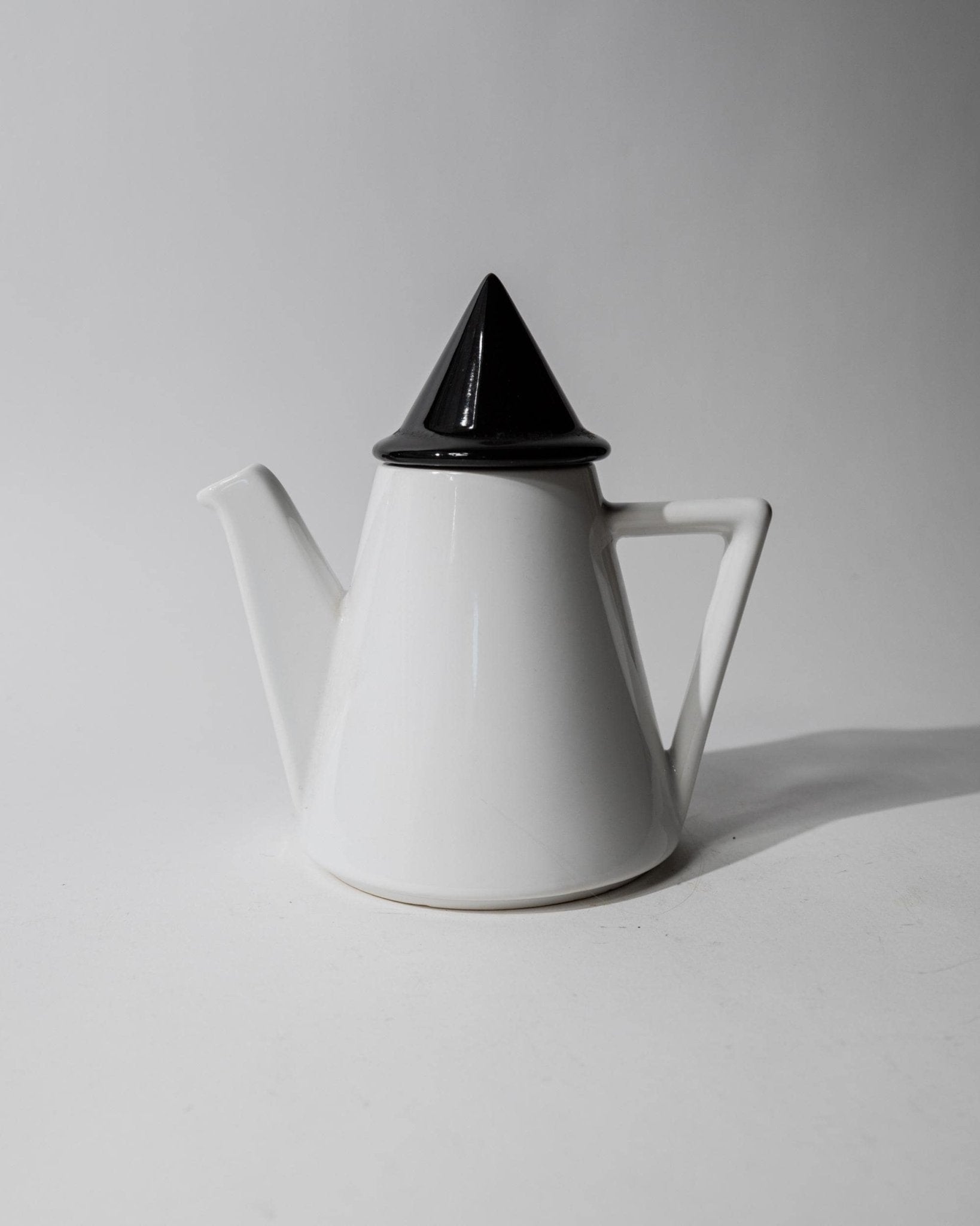 Vintage 1980s Ceramic Coffee or Tea Pot, Memphis Postmodern Design, Black and White Triangle, Sculptural Tableware, Elegant Gift Idea_Bottega Jacobs