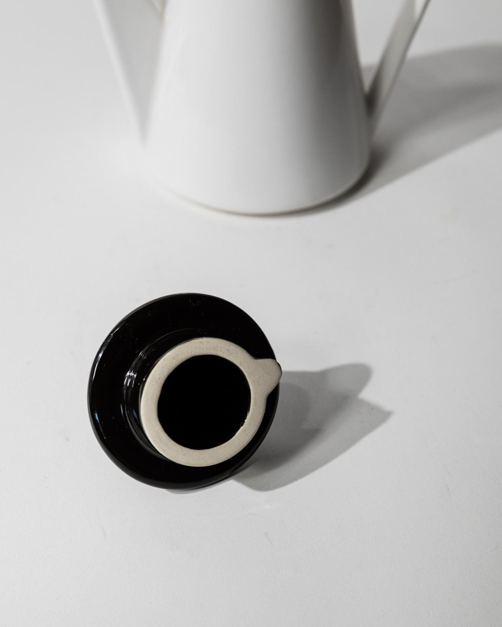 Vintage 1980s Ceramic Coffee or Tea Pot, Memphis Postmodern Design, Black and White Triangle, Sculptural Tableware, Elegant Gift Idea_Bottega Jacobs