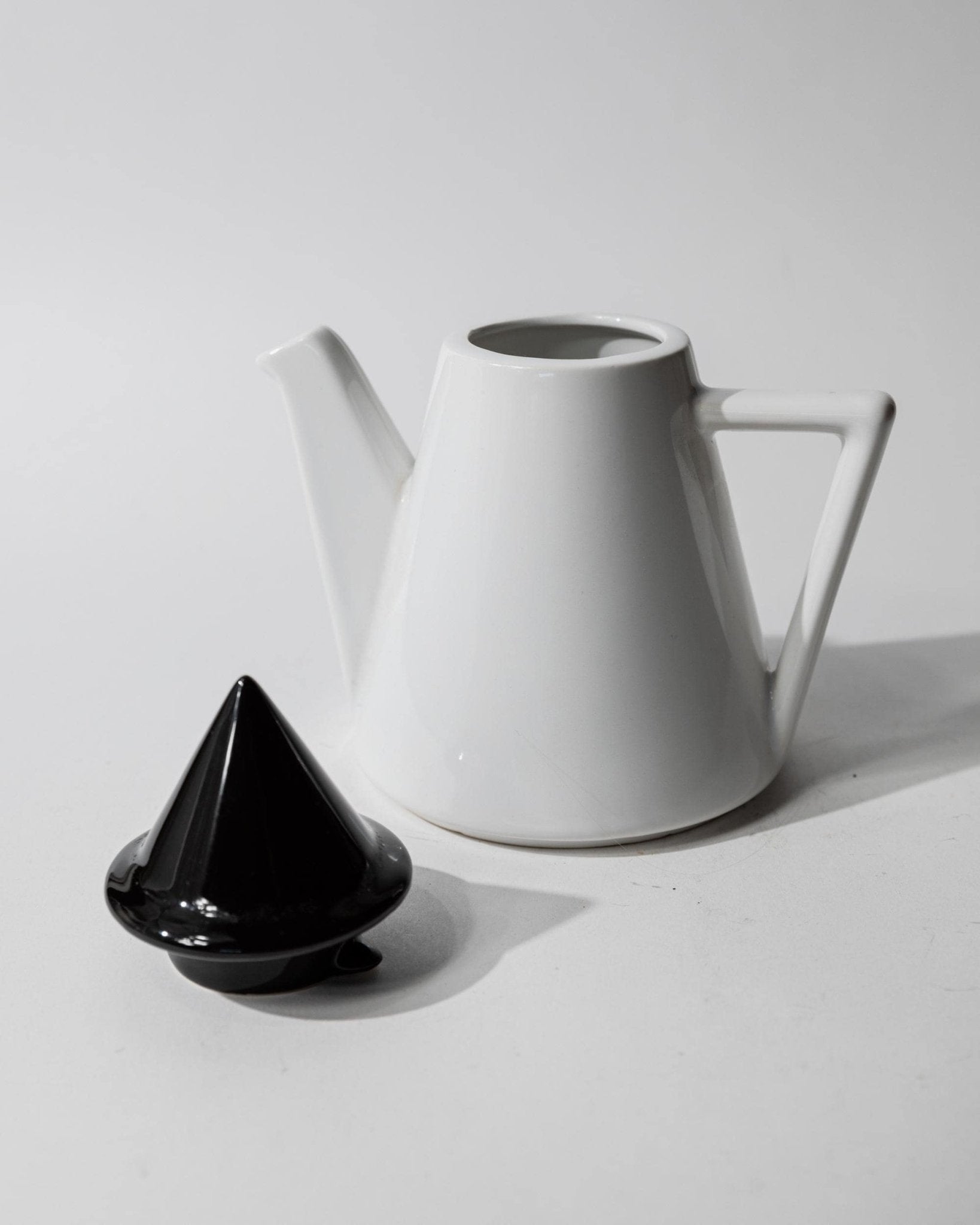 Vintage 1980s Ceramic Coffee or Tea Pot, Memphis Postmodern Design, Black and White Triangle, Sculptural Tableware, Elegant Gift Idea_Bottega Jacobs