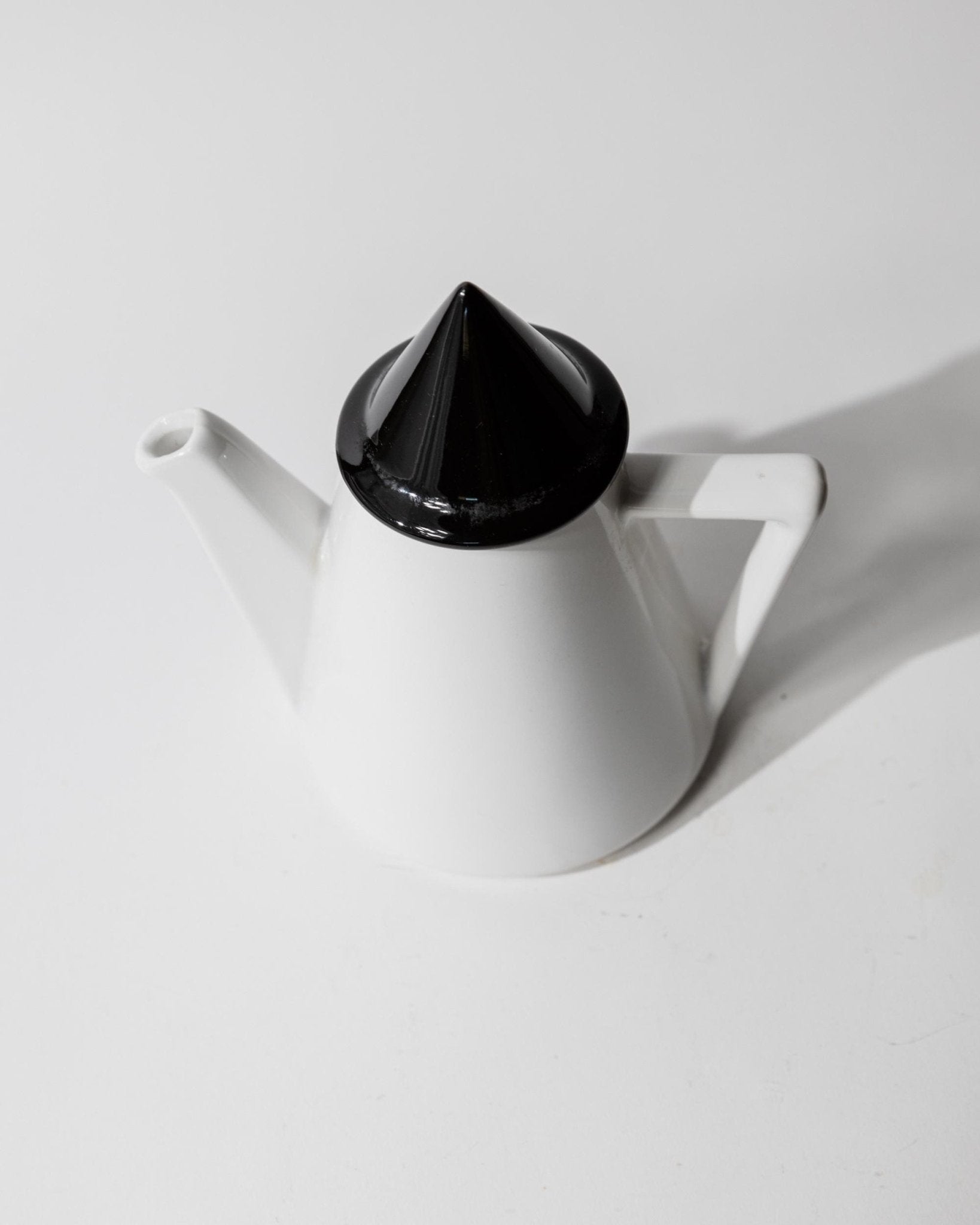 Vintage 1980s Ceramic Coffee or Tea Pot, Memphis Postmodern Design, Black and White Triangle, Sculptural Tableware, Elegant Gift Idea_Bottega Jacobs