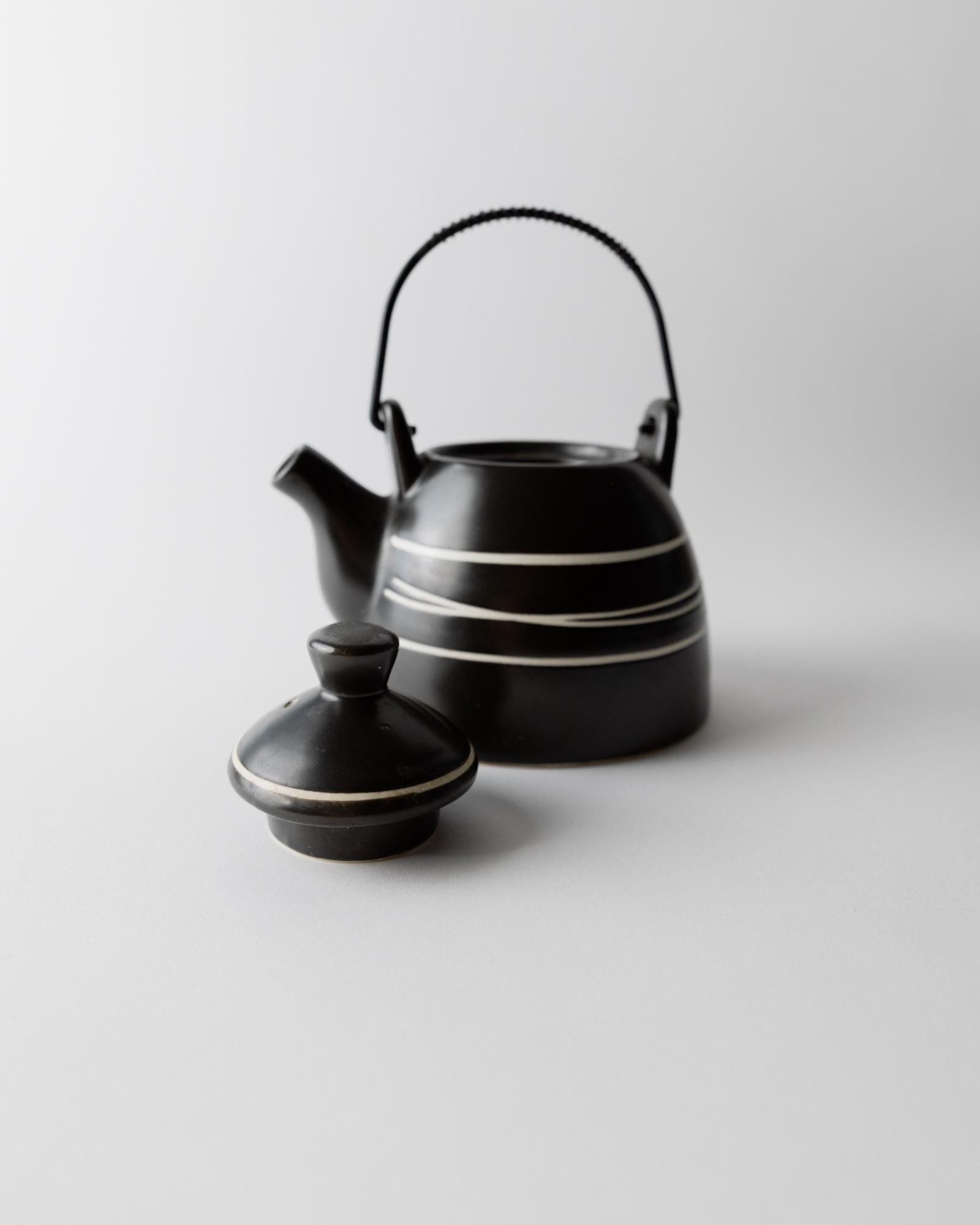 Vintage 1980s Ceramic Teapot, Black with White Line Design and Metal Handle, Timeless Modern Style, Retro Table Decor, Elegant Gift Idea_Bottega Jacobs