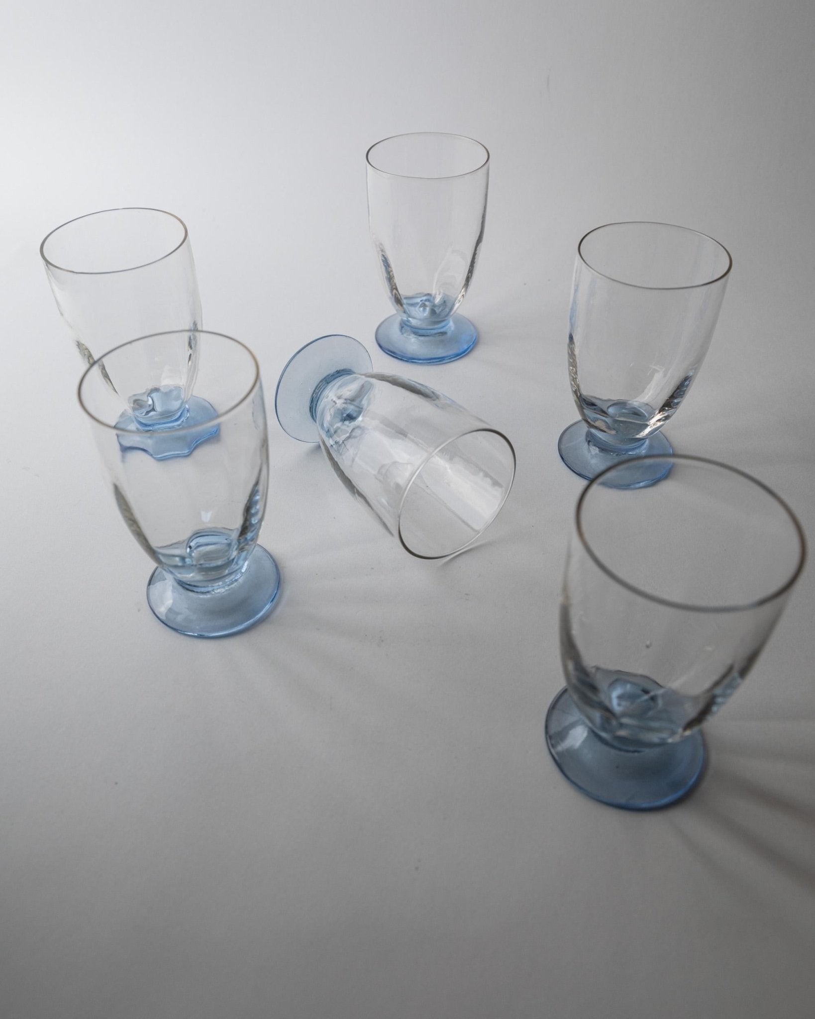 Vintage 1980s Drinking Glasses Set of 6, Clear Glass with Blue Stems, for Wine, Cocktails or Water, Elegant Tableware, Timeless Gift Idea_Bottega Jacobs