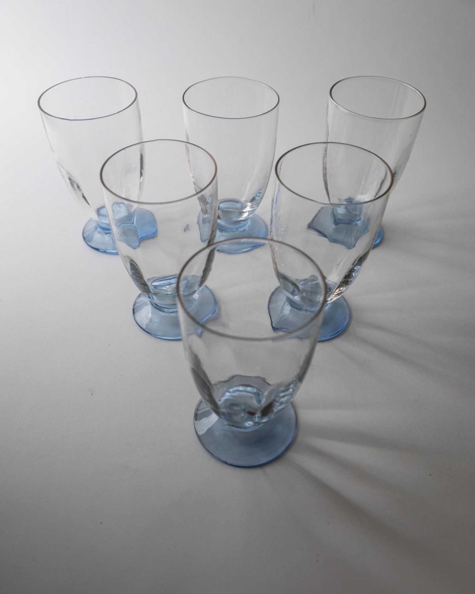 Vintage 1980s Drinking Glasses Set of 6, Clear Glass with Blue Stems, for Wine, Cocktails or Water, Elegant Tableware, Timeless Gift Idea_Bottega Jacobs