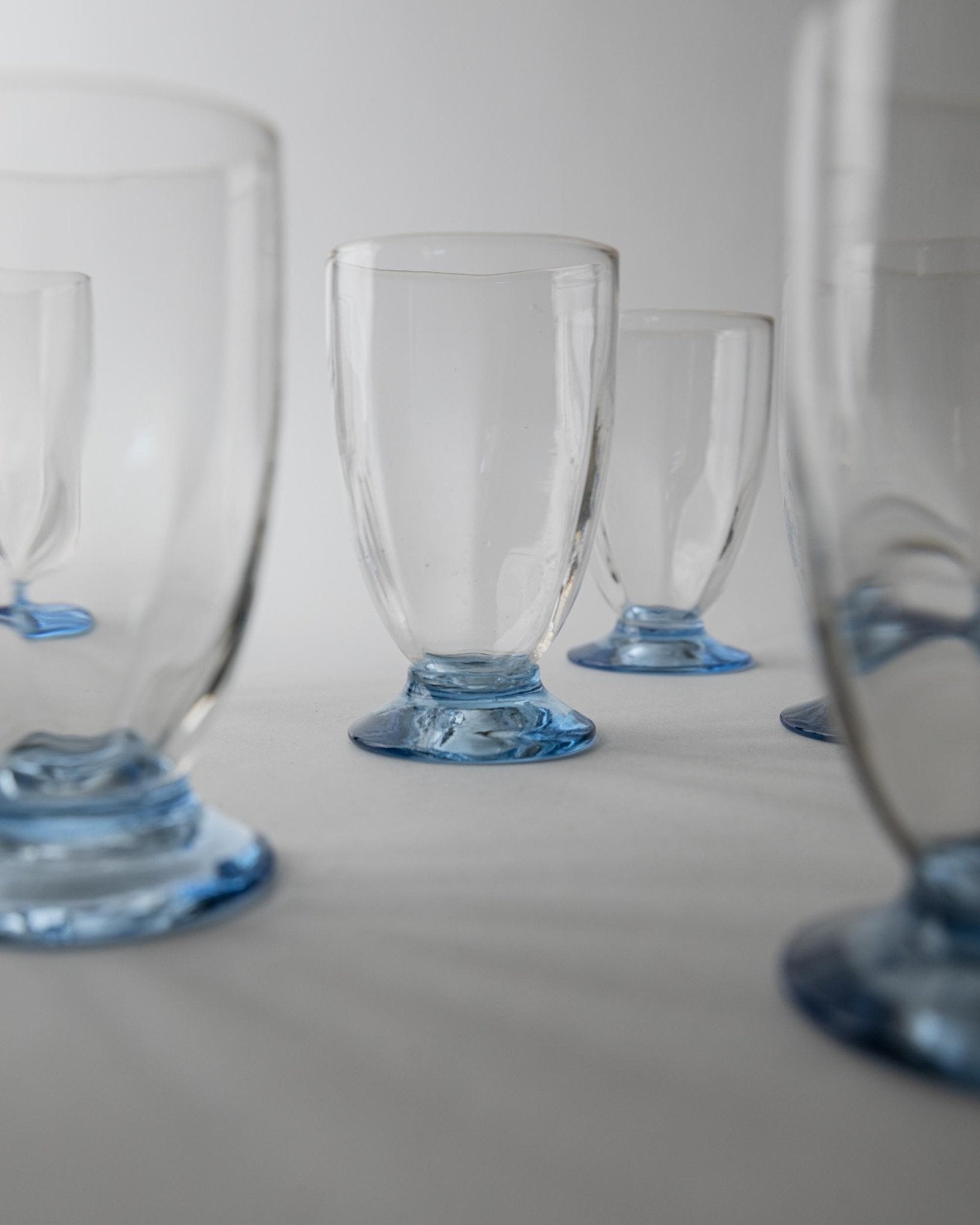 Vintage 1980s Drinking Glasses Set of 6, Clear Glass with Blue Stems, for Wine, Cocktails or Water, Elegant Tableware, Timeless Gift Idea_Bottega Jacobs