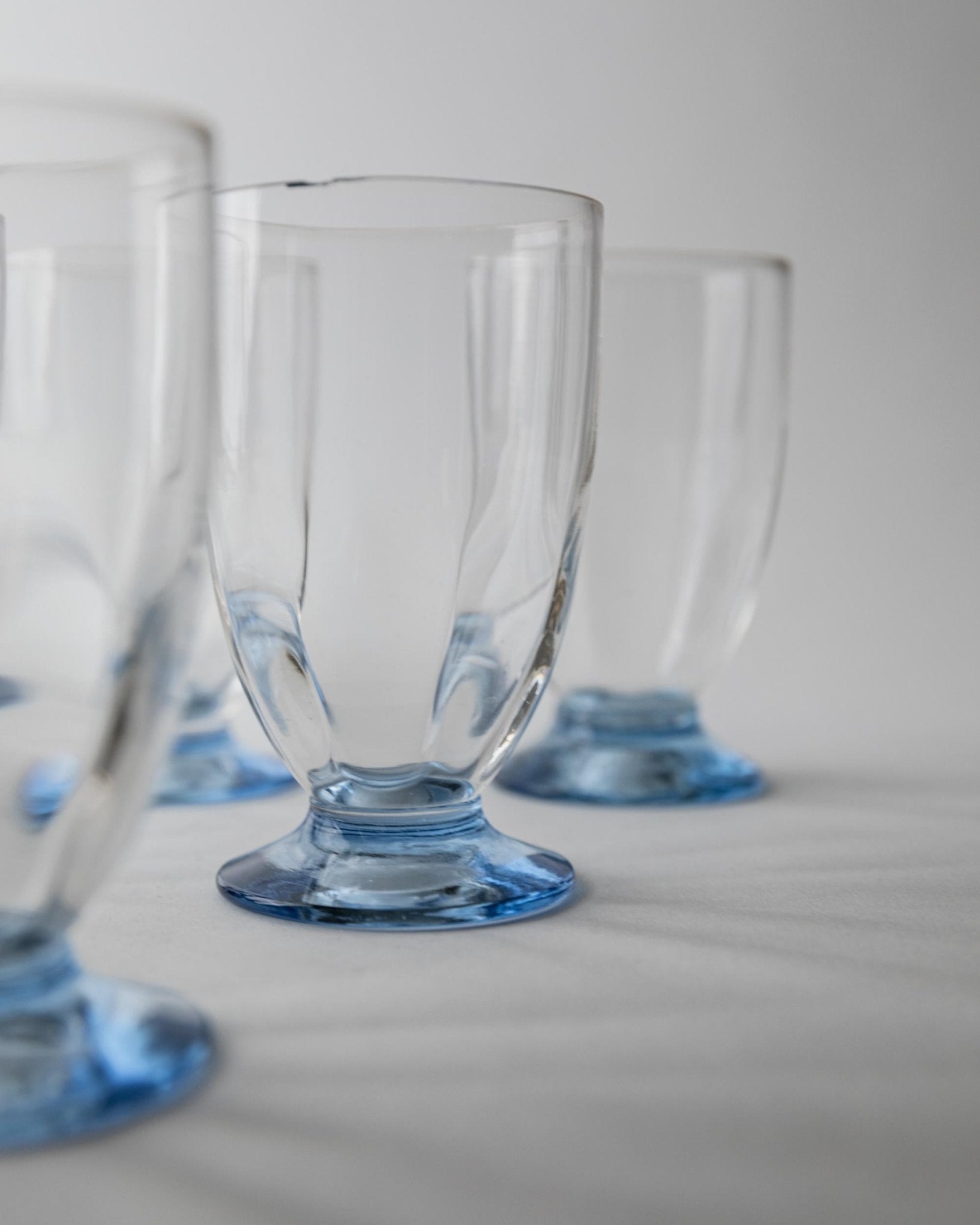 Vintage 1980s Drinking Glasses Set of 6, Clear Glass with Blue Stems, for Wine, Cocktails or Water, Elegant Tableware, Timeless Gift Idea_Bottega Jacobs