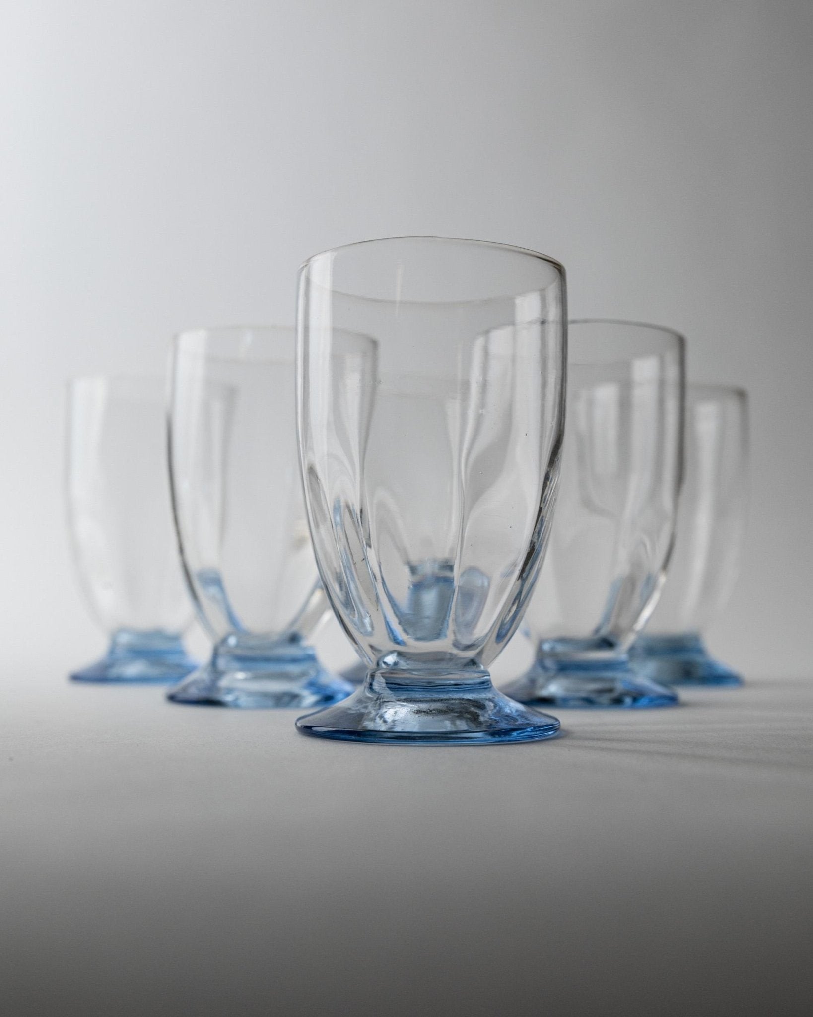 Vintage 1980s Drinking Glasses Set of 6, Clear Glass with Blue Stems, for Wine, Cocktails or Water, Elegant Tableware, Timeless Gift Idea_Bottega Jacobs