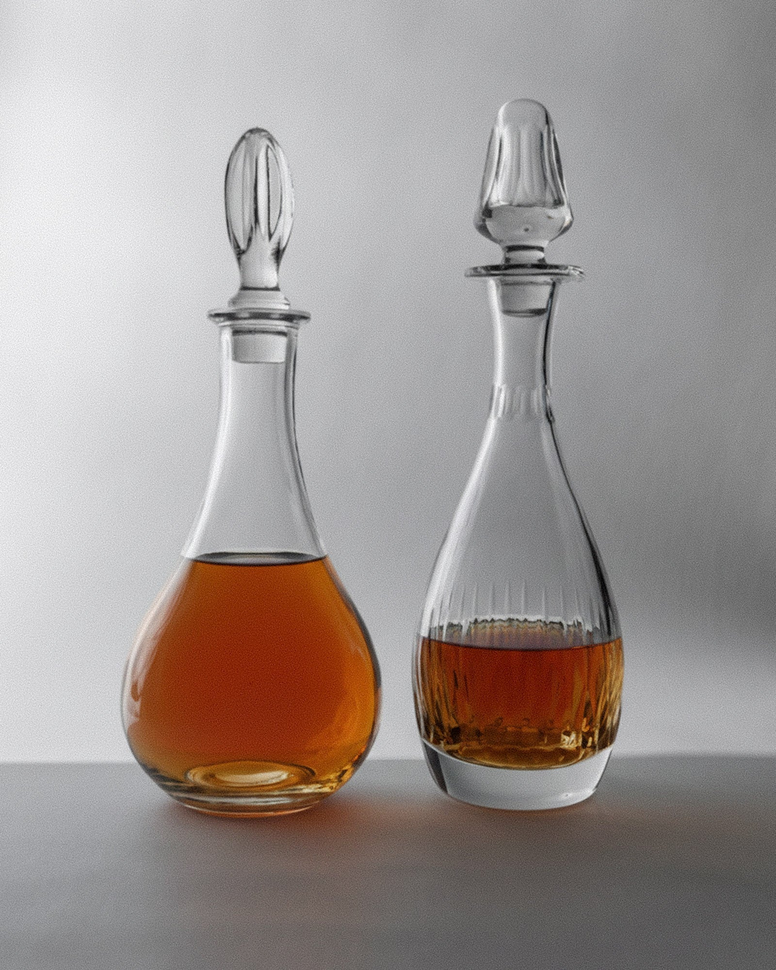 Vintage 1980s Glass Decanter Set of 2, Clear crystal Glass with Glass Stoppers, Different Shapes, Bar Accessory, Elegant Gift Idea_Bottega Jacobs