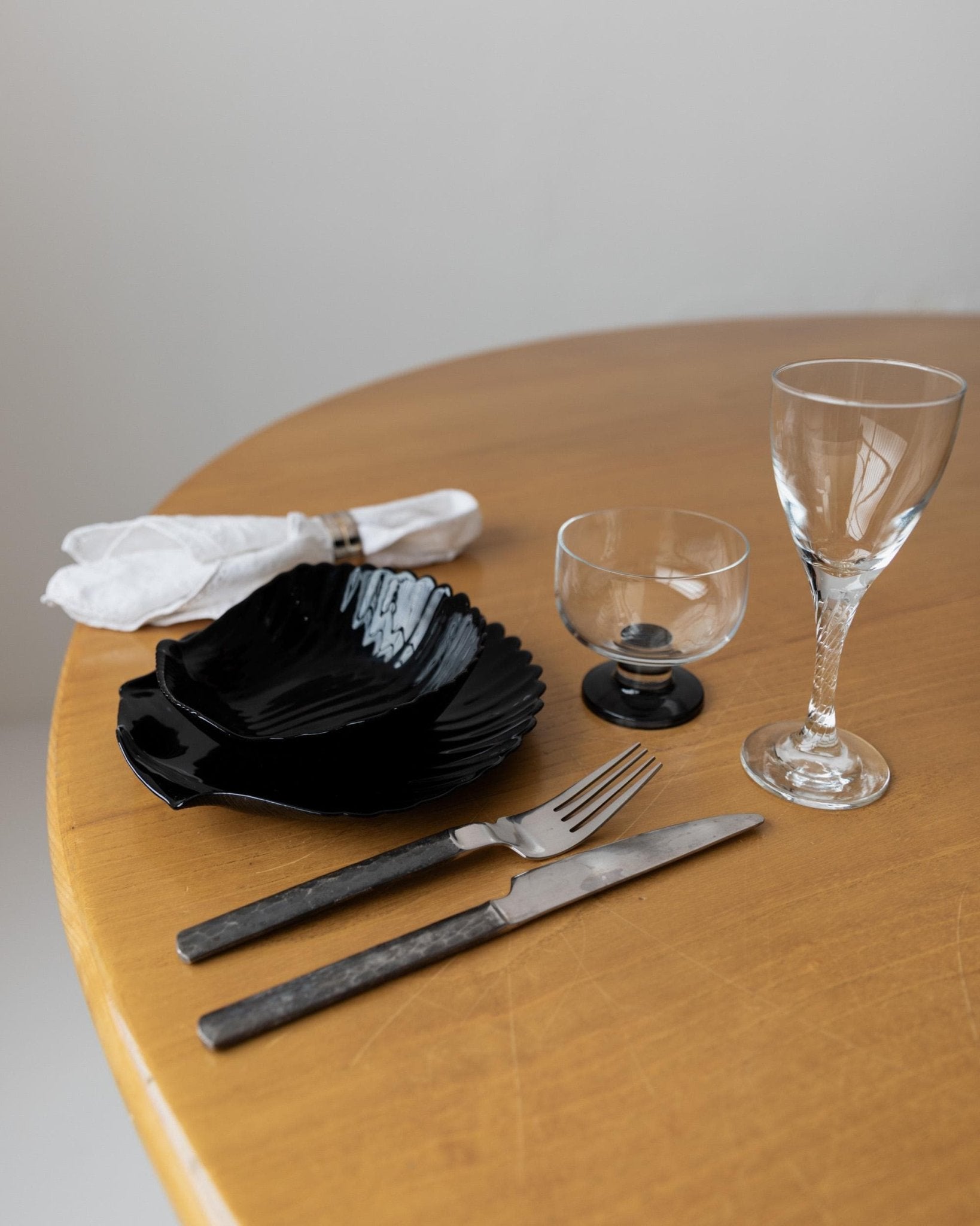 Vintage 1980s Glass Tableware Set, 25 pieces, Black Shell Design, by Arcoroc Italy, Plates, Bowls and Serving Dish, Tableware, Gift Idea_Bottega Jacobs