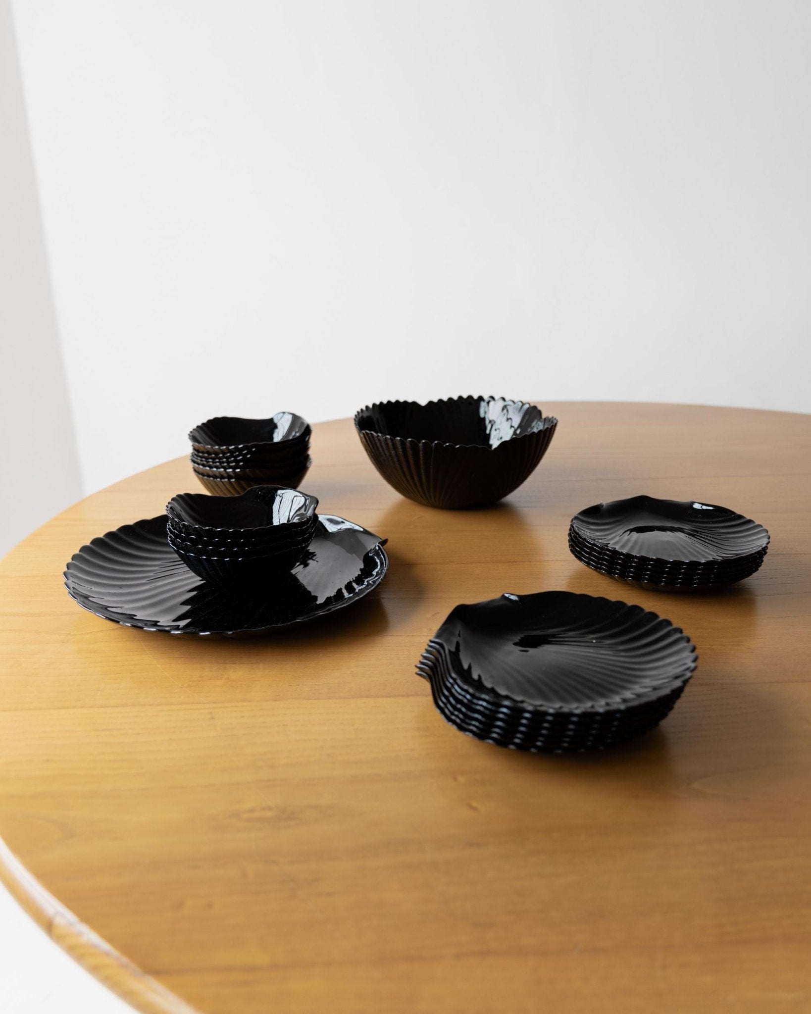 Vintage 1980s Glass Tableware Set, 25 pieces, Black Shell Design, by Arcoroc Italy, Plates, Bowls and Serving Dish, Tableware, Gift Idea_Bottega Jacobs