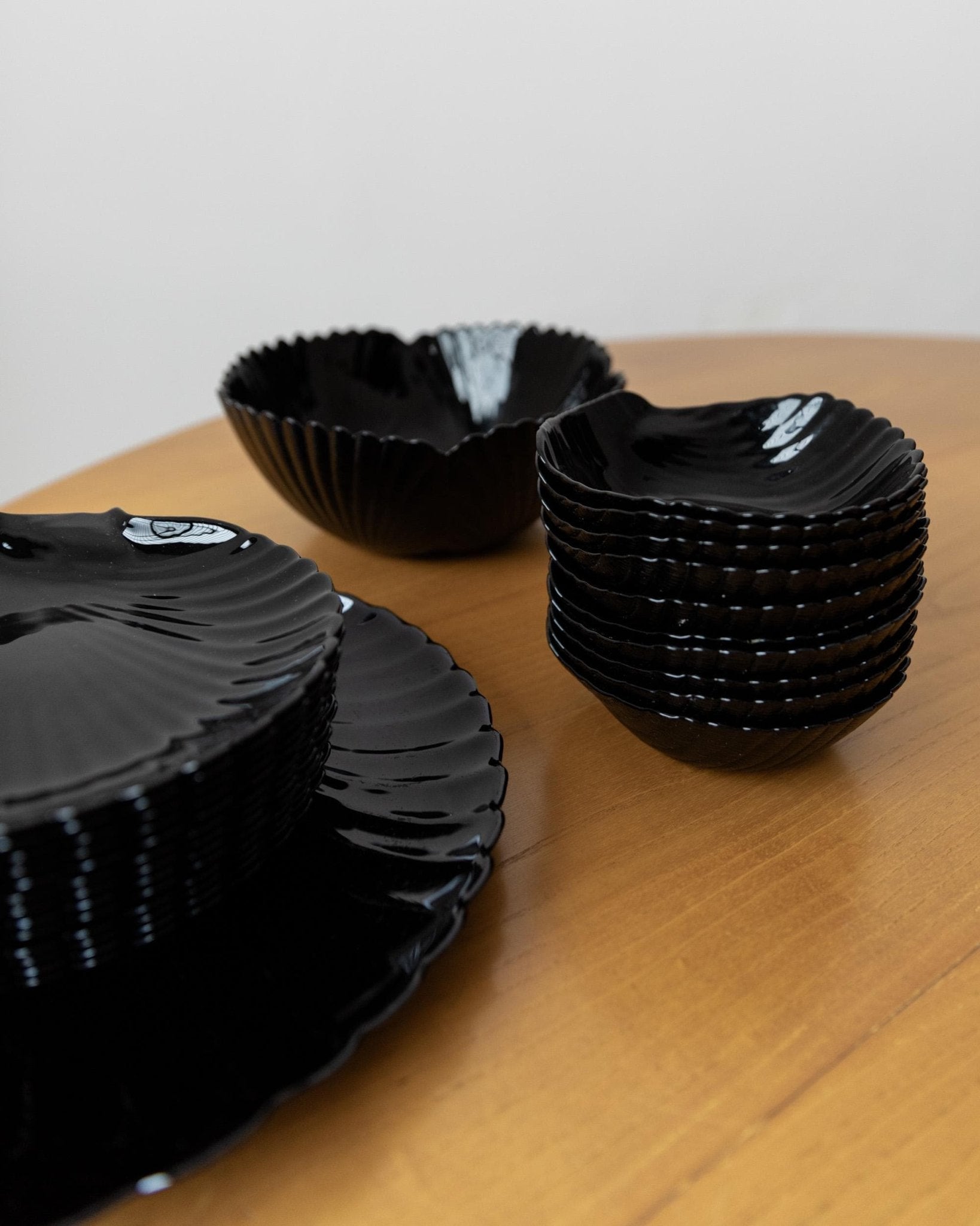 Vintage 1980s Glass Tableware Set, 25 pieces, Black Shell Design, by Arcoroc Italy, Plates, Bowls and Serving Dish, Tableware, Gift Idea_Bottega Jacobs