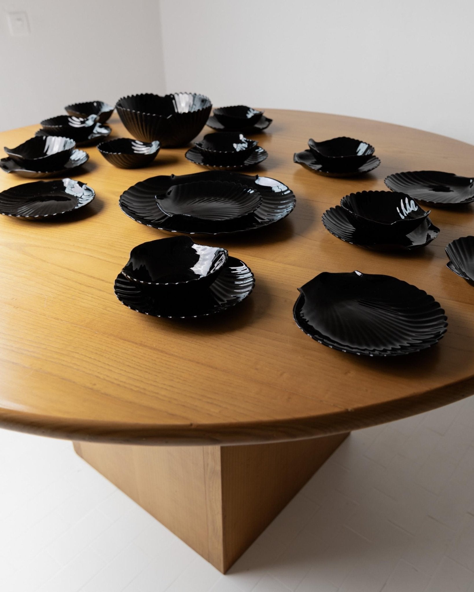 Vintage 1980s Glass Tableware Set, 25 pieces, Black Shell Design, by Arcoroc Italy, Plates, Bowls and Serving Dish, Tableware, Gift Idea_Bottega Jacobs