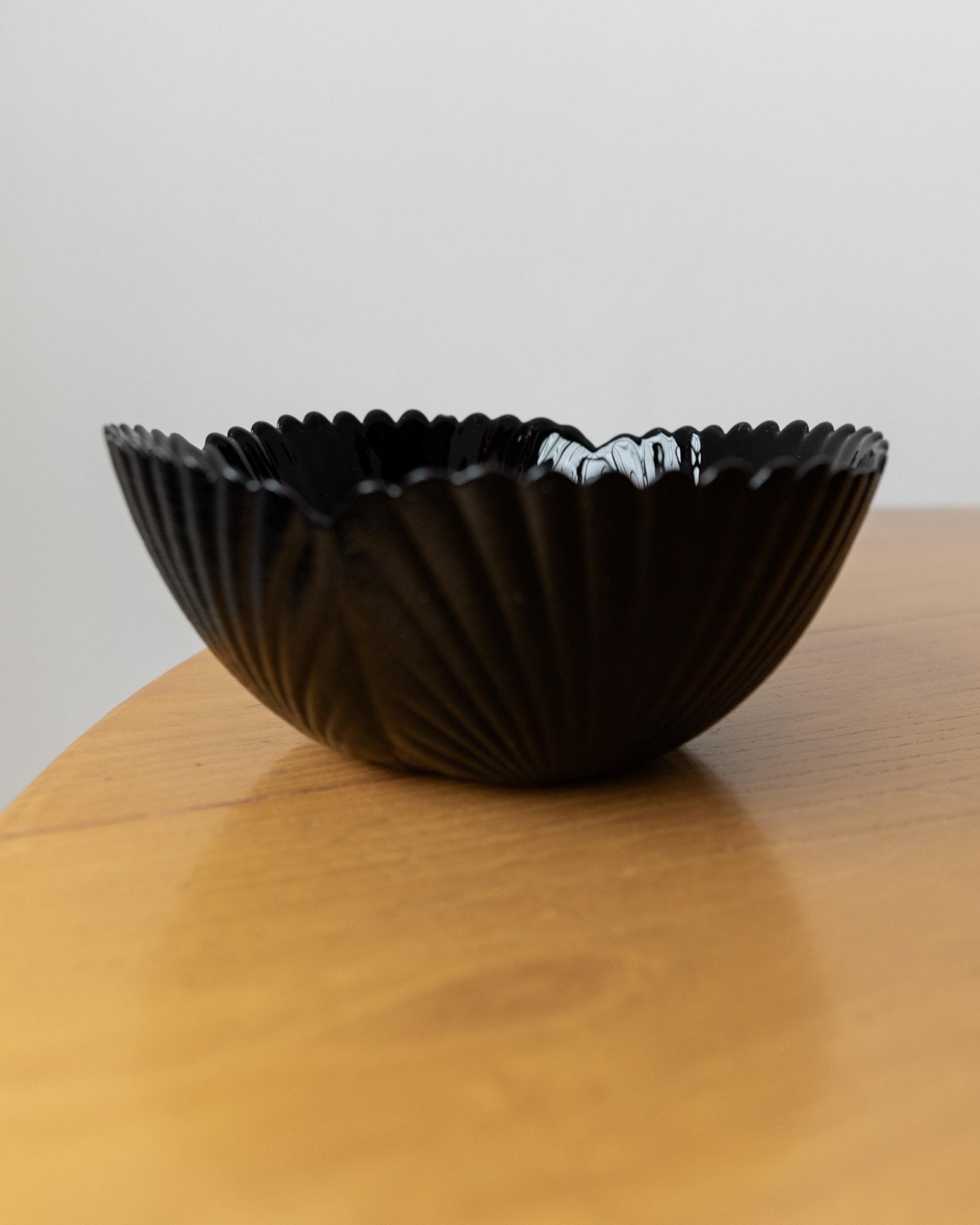Vintage 1980s Glass Tableware Set, 25 pieces, Black Shell Design, by Arcoroc Italy, Plates, Bowls and Serving Dish, Tableware, Gift Idea_Bottega Jacobs