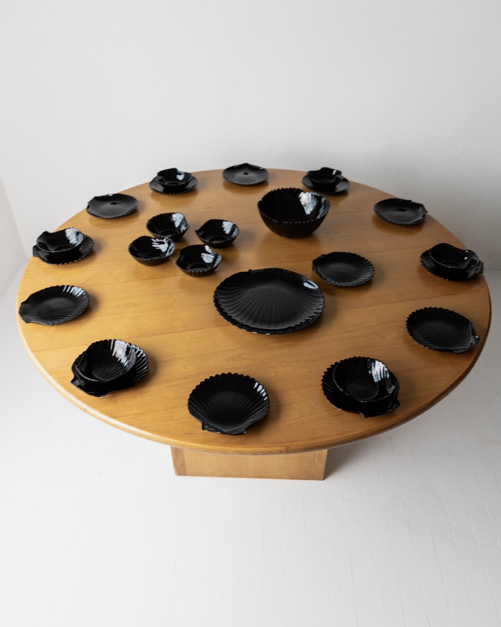 Vintage 1980s Glass Tableware Set, 25 pieces, Black Shell Design, by Arcoroc Italy, Plates, Bowls and Serving Dish, Tableware, Gift Idea_Bottega Jacobs