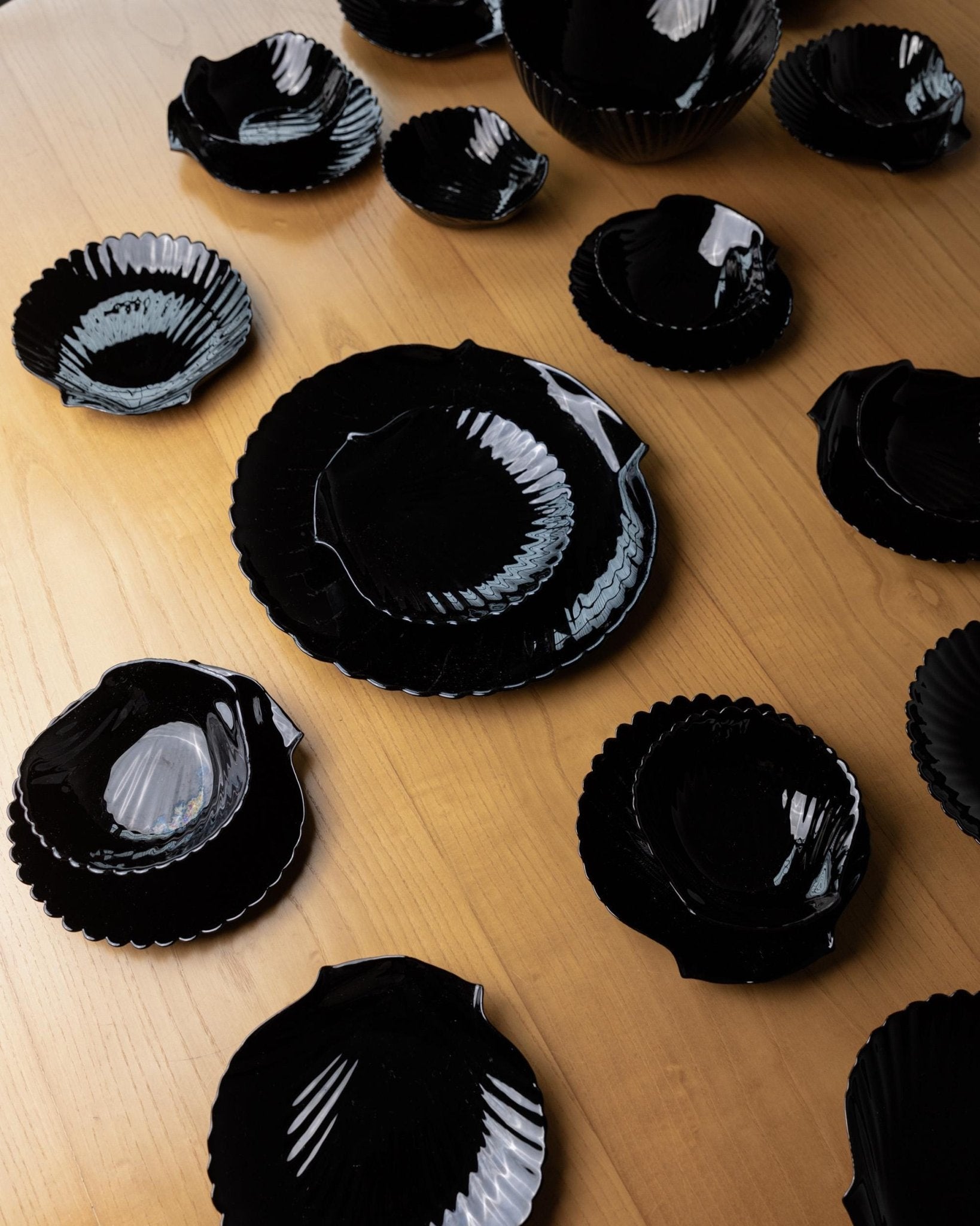 Vintage 1980s Glass Tableware Set, 25 pieces, Black Shell Design, by Arcoroc Italy, Plates, Bowls and Serving Dish, Tableware, Gift Idea_Bottega Jacobs