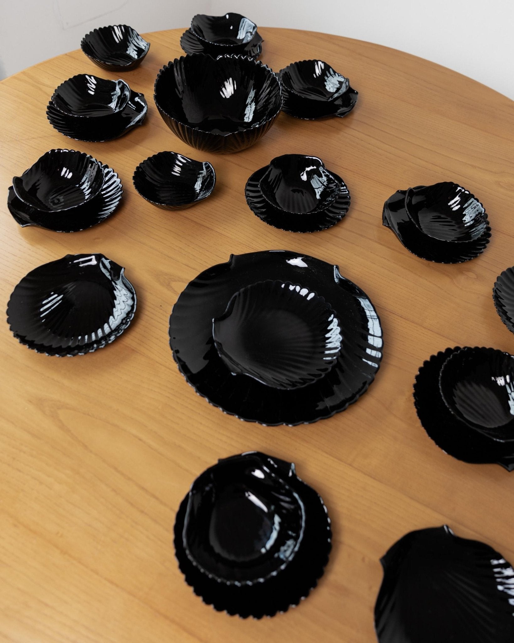 Vintage 1980s Glass Tableware Set, 25 pieces, Black Shell Design, by Arcoroc Italy, Plates, Bowls and Serving Dish, Tableware, Gift Idea_Bottega Jacobs