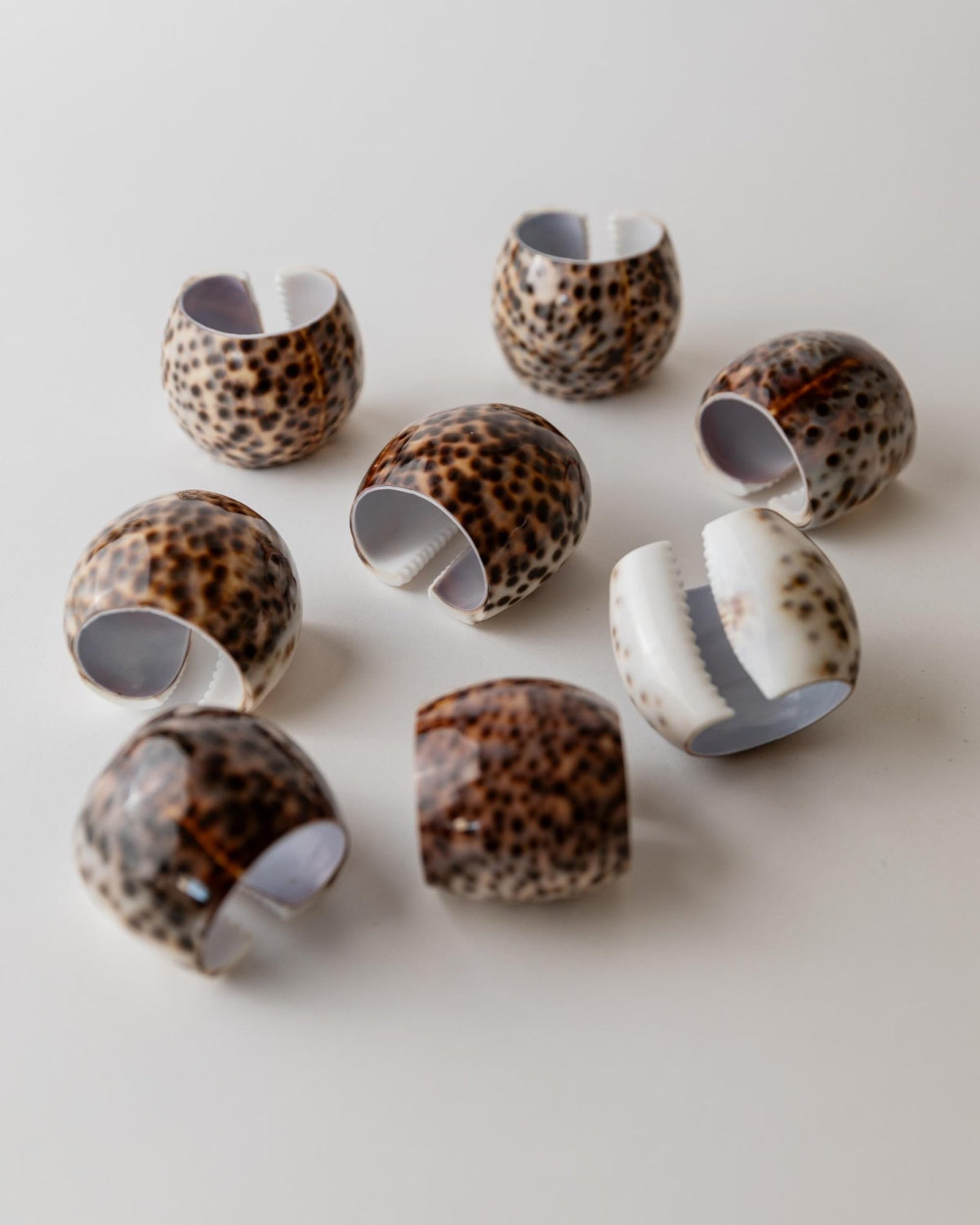 Vintage 1980s Italian Napkin Rings Set of 8, Natural Seashell Design, Coastal Tableware, Decorative Dining Accessories, Elegant Gift Idea_Bottega Jacobs