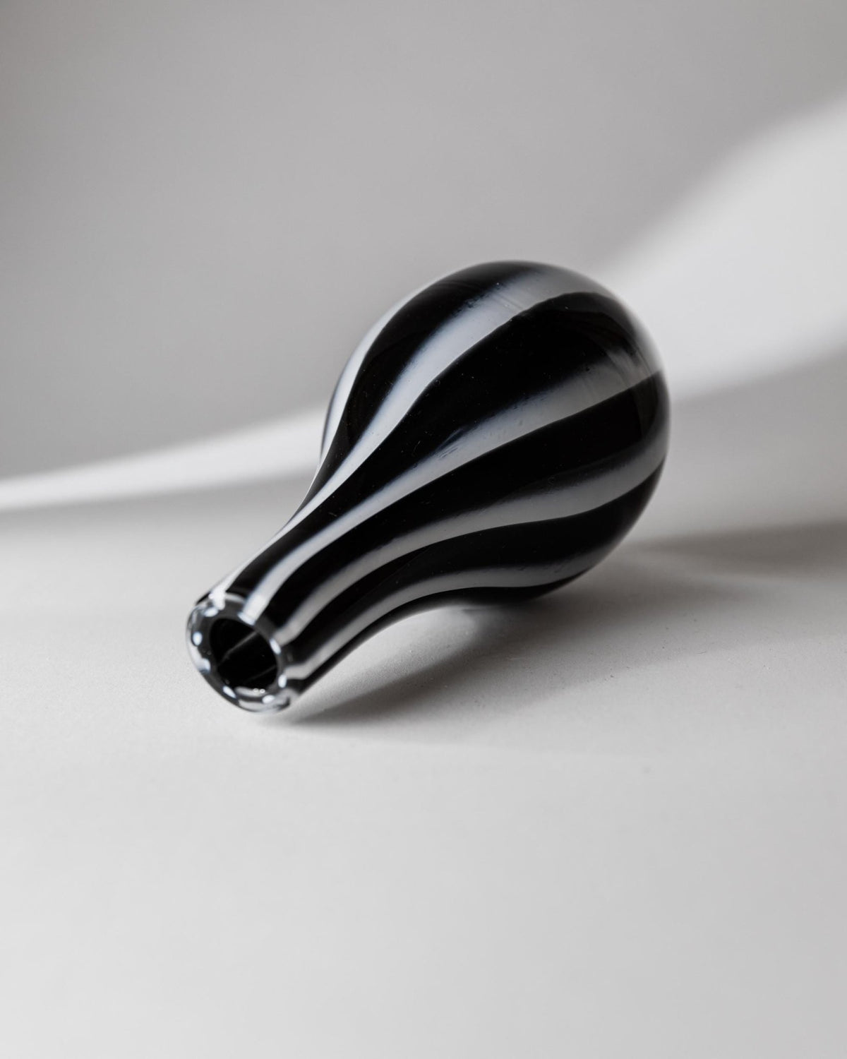 Vintage 1980s Murano Glass Vase, Black and White Swirl Design, Thick Italian Art Glass, Postmodern Flower Vase, Home Decor, Gift Idea_Bottega Jacobs