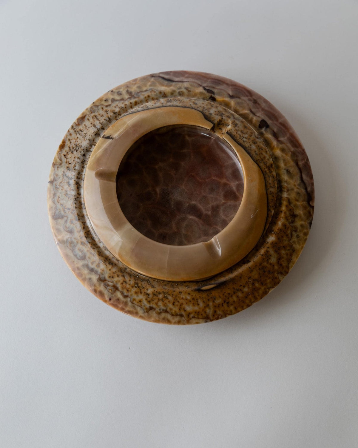 Vintage 1980s Onyx Ashtray, Large round Brutalist Design, brown beige tones, Sculptural Table Accent, Modernist Object, Elegant Gift Idea_Bottega Jacobs