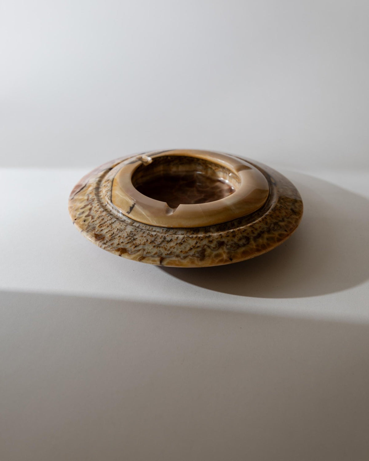Vintage 1980s Onyx Ashtray, Large round Brutalist Design, brown beige tones, Sculptural Table Accent, Modernist Object, Elegant Gift Idea_Bottega Jacobs