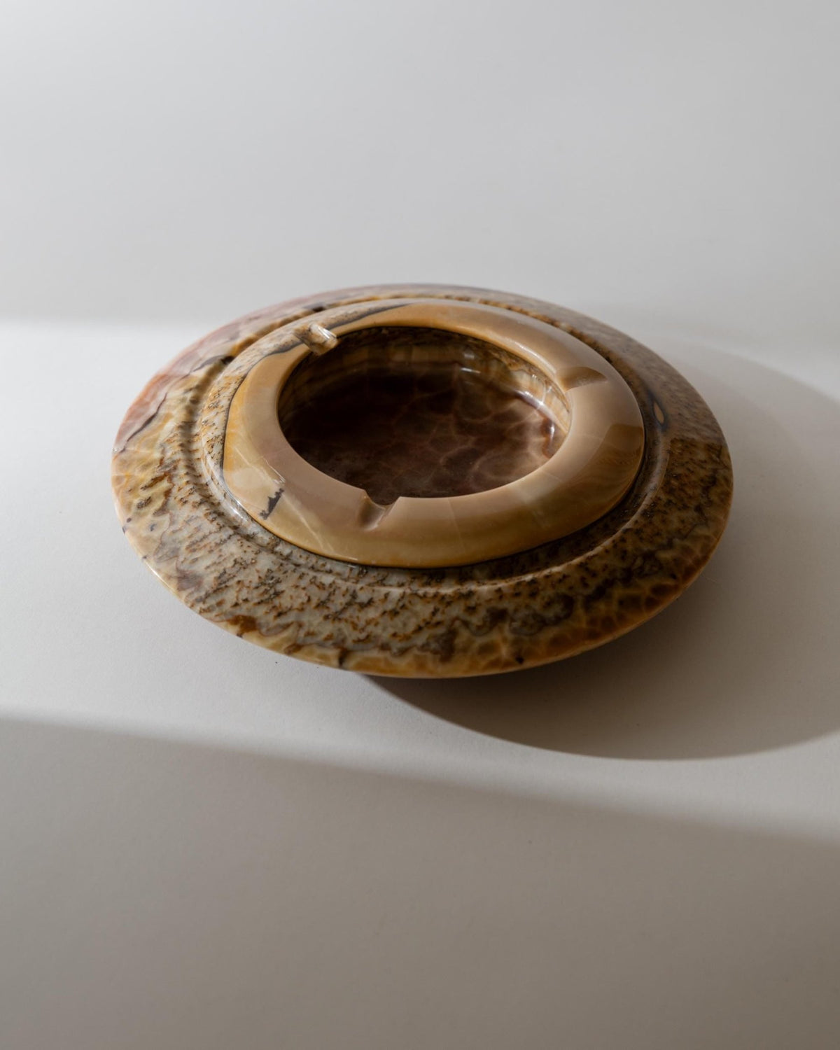 Vintage 1980s Onyx Ashtray, Large round Brutalist Design, brown beige tones, Sculptural Table Accent, Modernist Object, Elegant Gift Idea_Bottega Jacobs