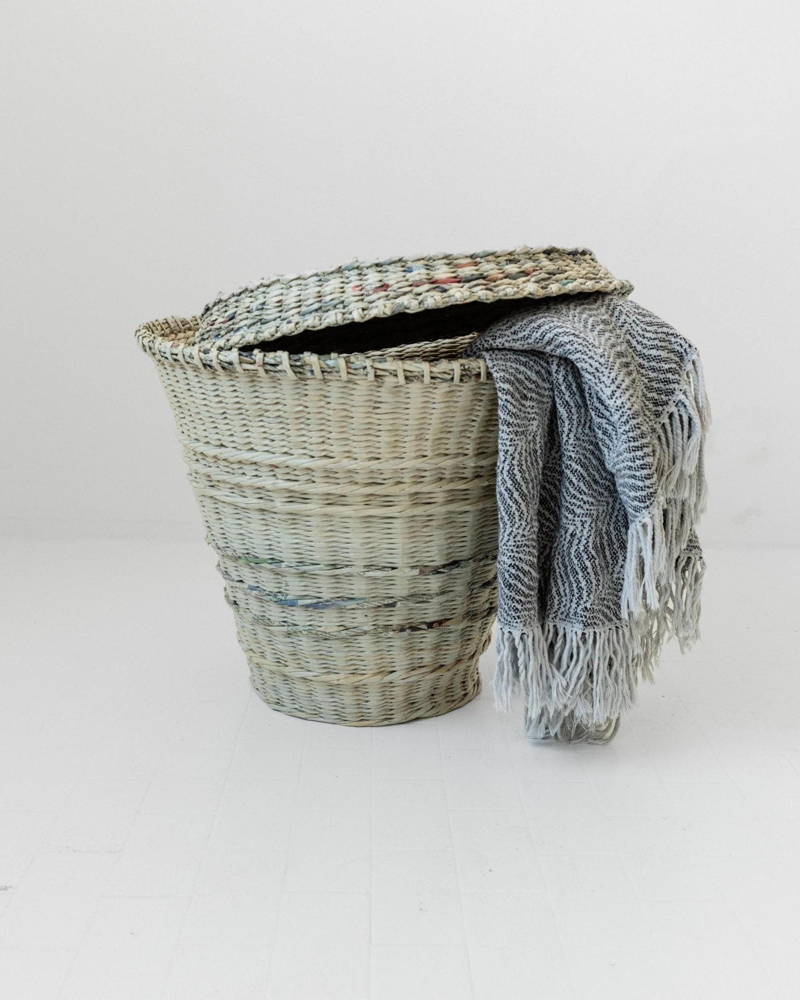 Vintage 1990s Large Laundry Basket with Lid, Handcrafted from Woven Newspaper, Unique Eco Design Storage, Rustic Home Decor, Gift Idea_Bottega Jacobs