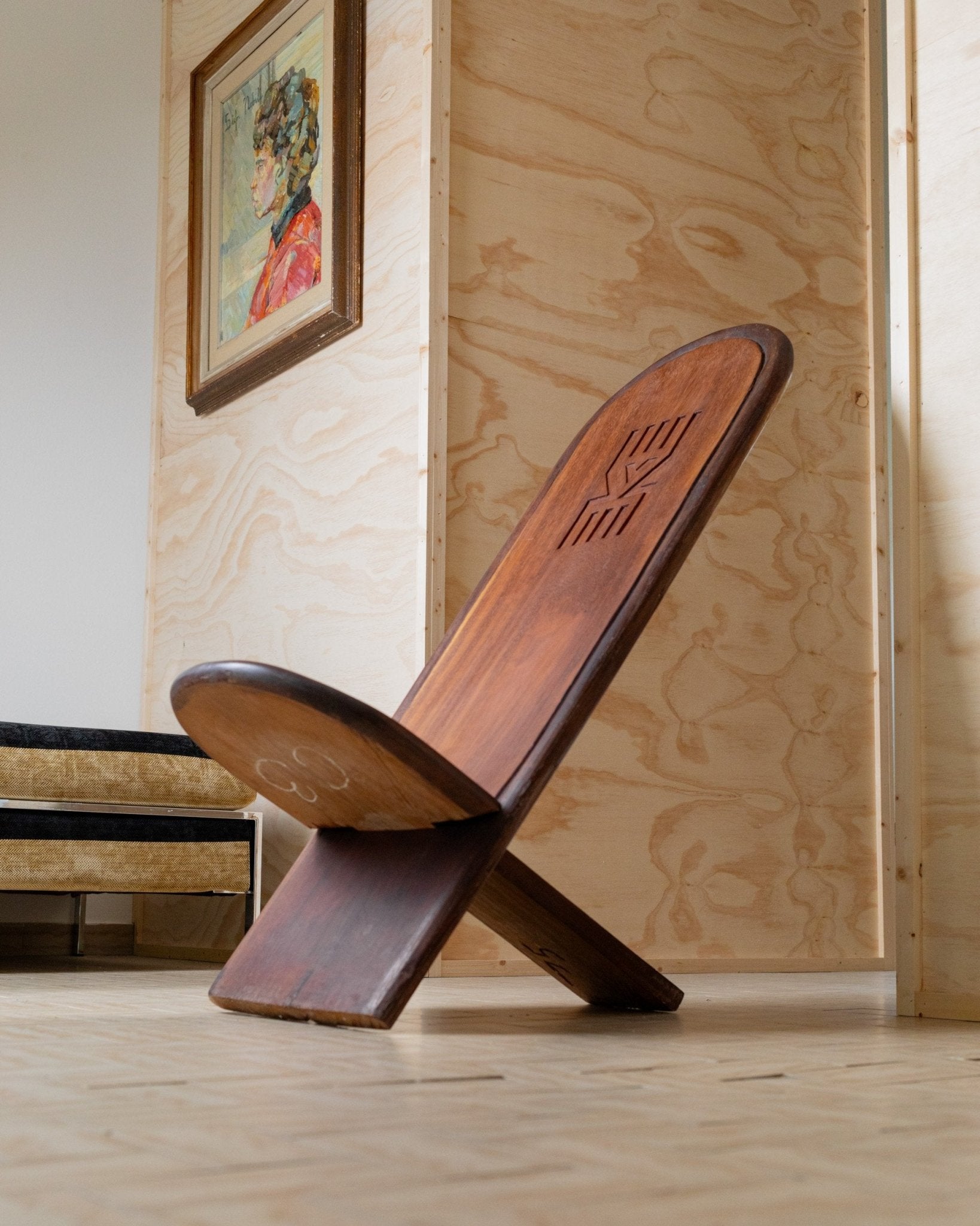 Vintage Africa chair 1950s - Palaver chair wood with relief pattern - Bottega Jacobs
