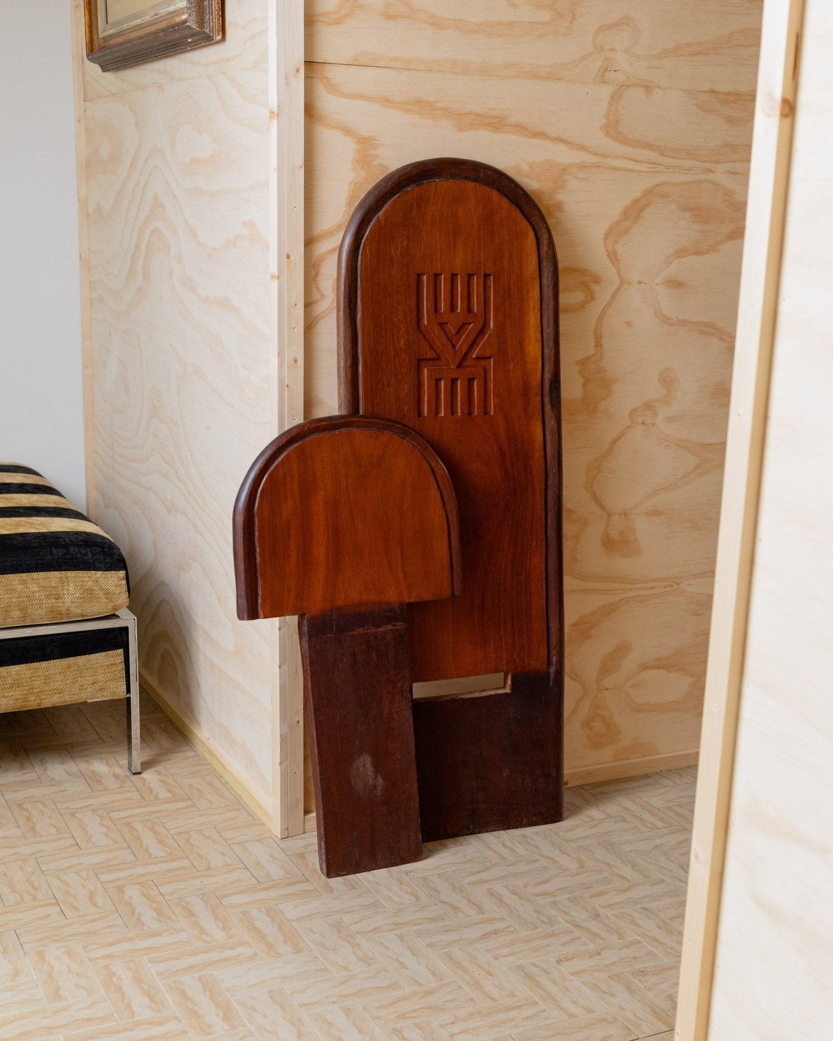 Vintage Africa chair 1950s - Palaver chair wood with relief pattern - Bottega Jacobs