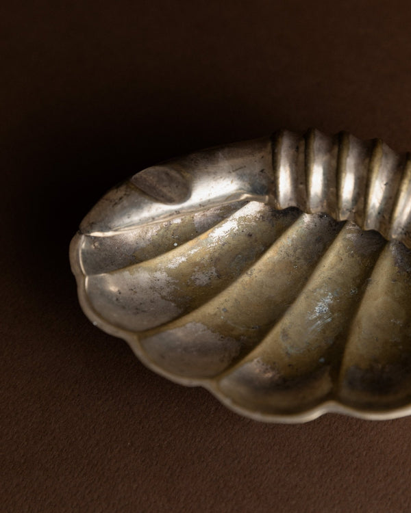 Vintage ashtray in shell shape with feet - Italy 1960s - Metal bowl for ashes - Noble table decoration, gift idea for her - Bottega Jacobs