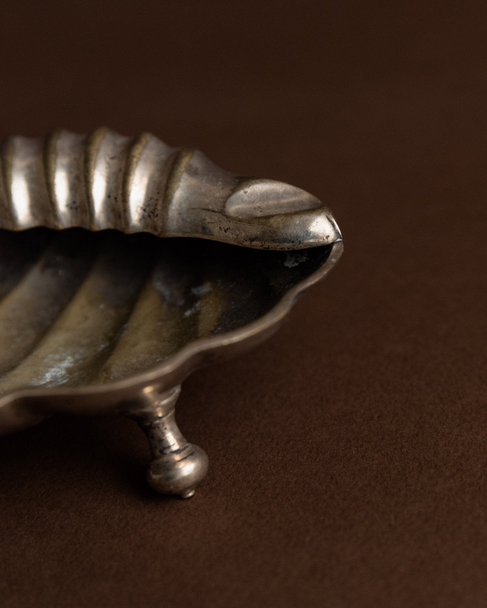 Vintage ashtray in shell shape with feet - Italy 1960s - Metal bowl for ashes - Noble table decoration, gift idea for her - Bottega Jacobs