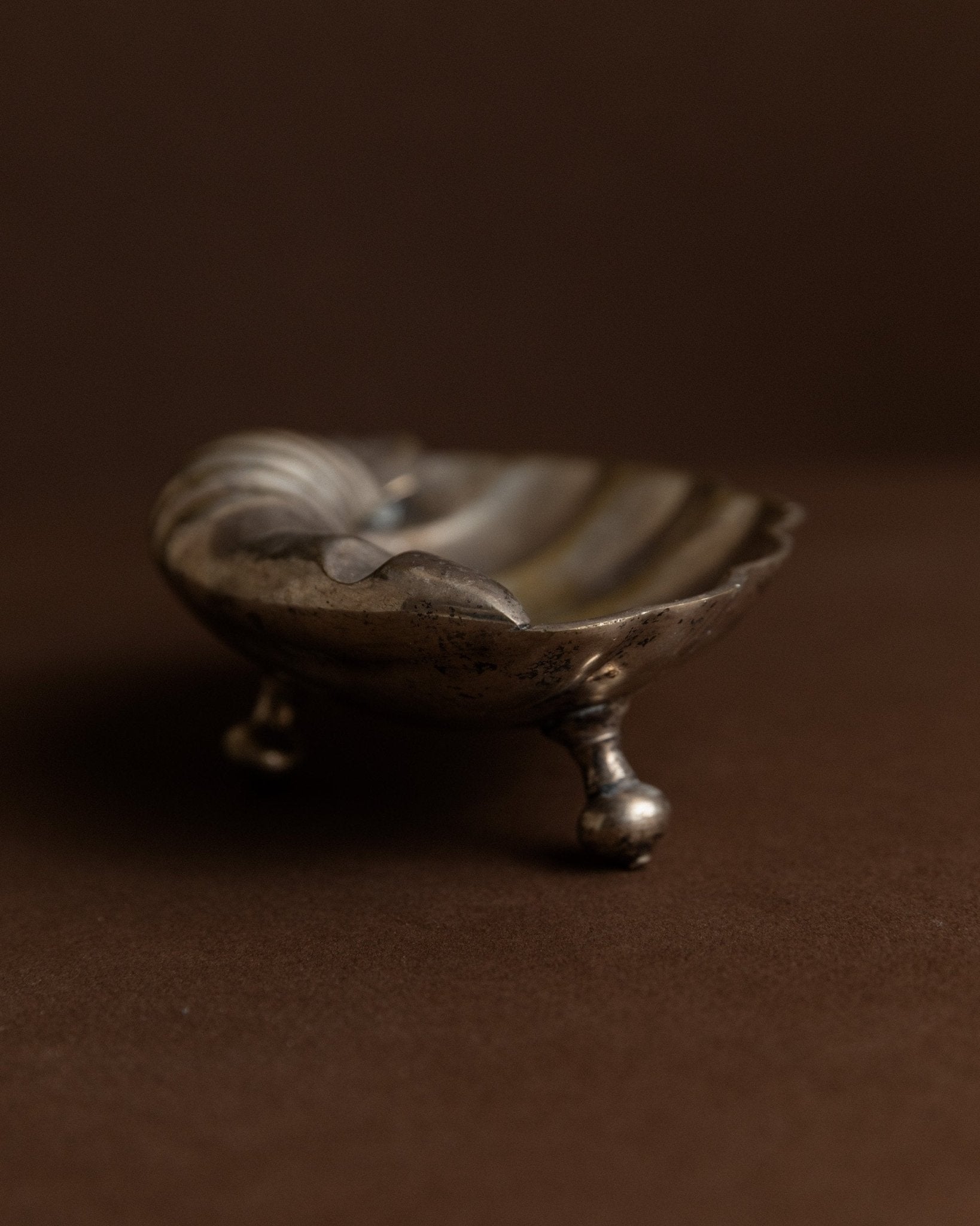 Vintage ashtray in shell shape with feet - Italy 1960s - Metal bowl for ashes - Noble table decoration, gift idea for her - Bottega Jacobs