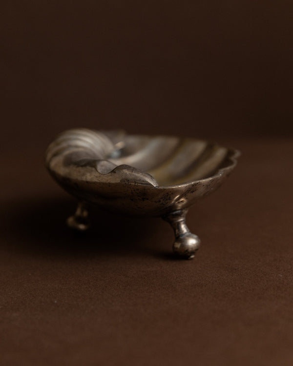 Vintage ashtray in shell shape with feet - Italy 1960s - Metal bowl for ashes - Noble table decoration, gift idea for her - Bottega Jacobs