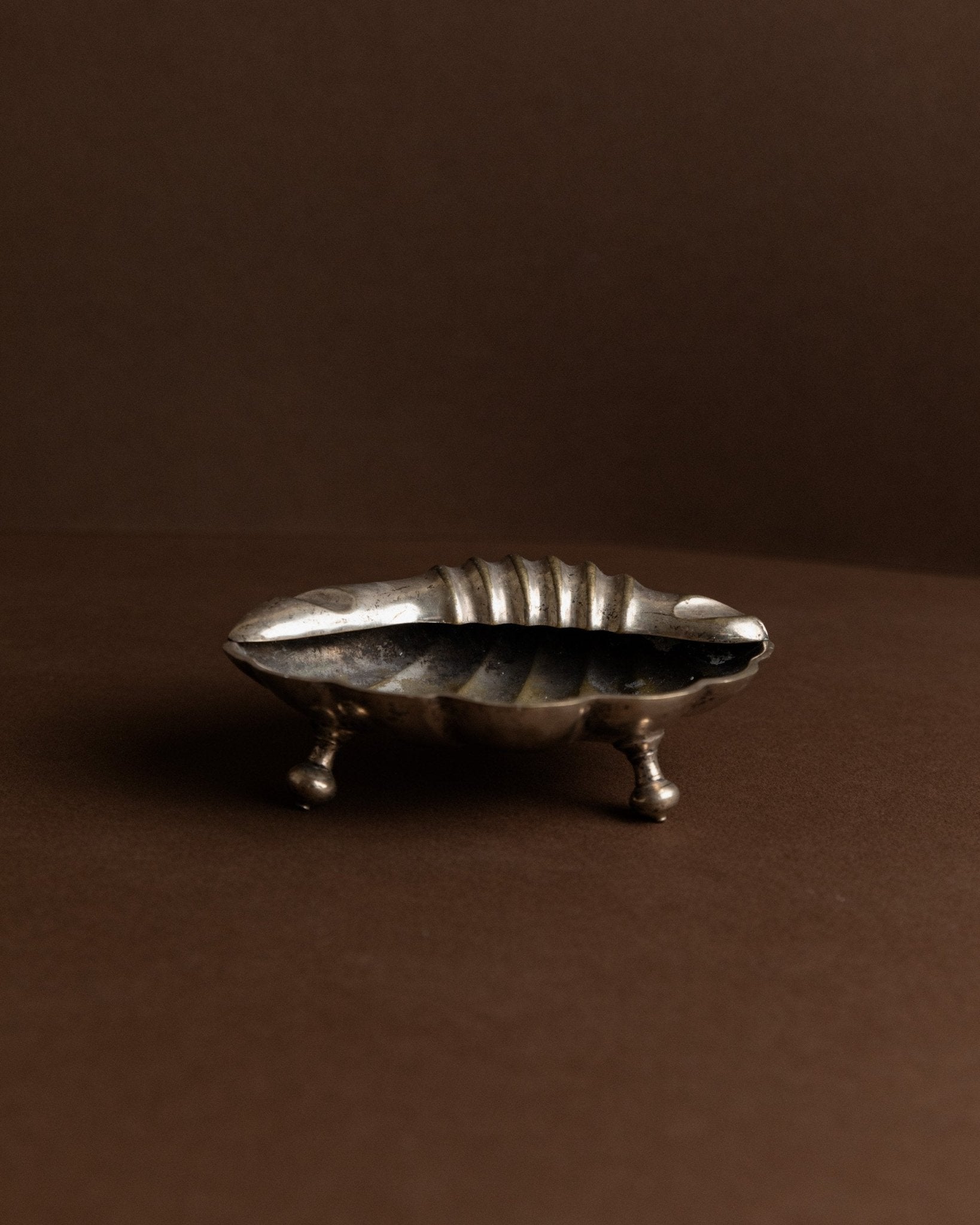 Vintage ashtray in shell shape with feet - Italy 1960s - Metal bowl for ashes - Noble table decoration, gift idea for her - Bottega Jacobs