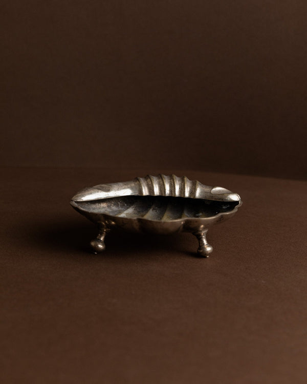 Vintage ashtray in shell shape with feet - Italy 1960s - Metal bowl for ashes - Noble table decoration, gift idea for her - Bottega Jacobs