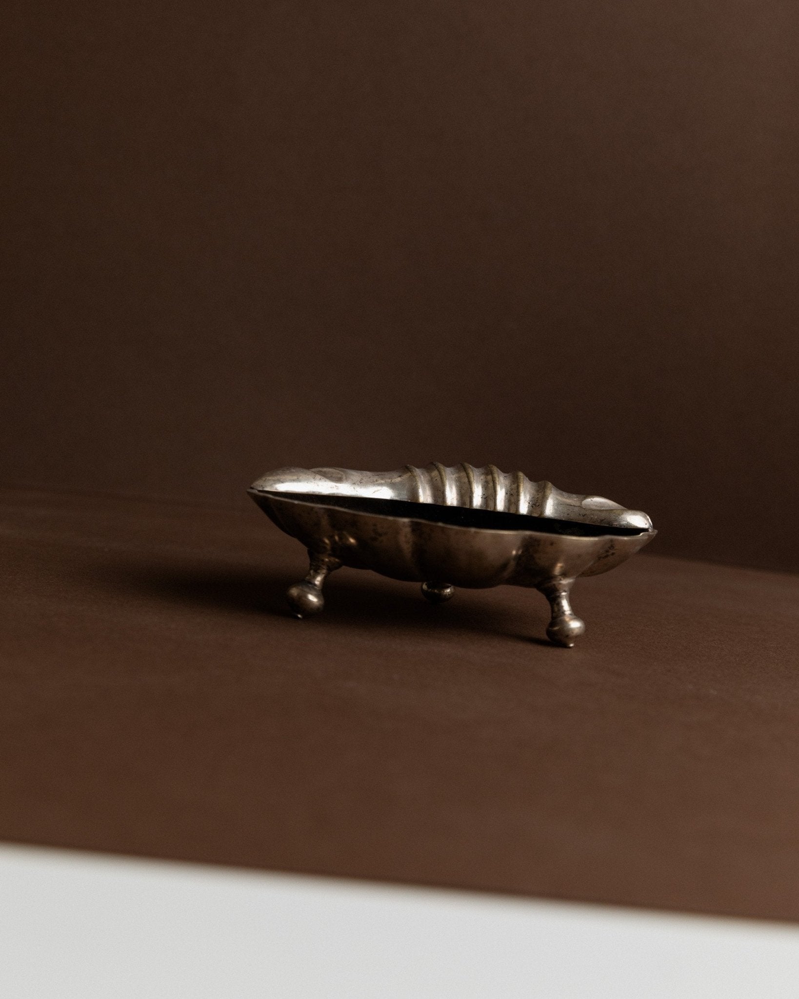 Vintage ashtray in shell shape with feet - Italy 1960s - Metal bowl for ashes - Noble table decoration, gift idea for her - Bottega Jacobs
