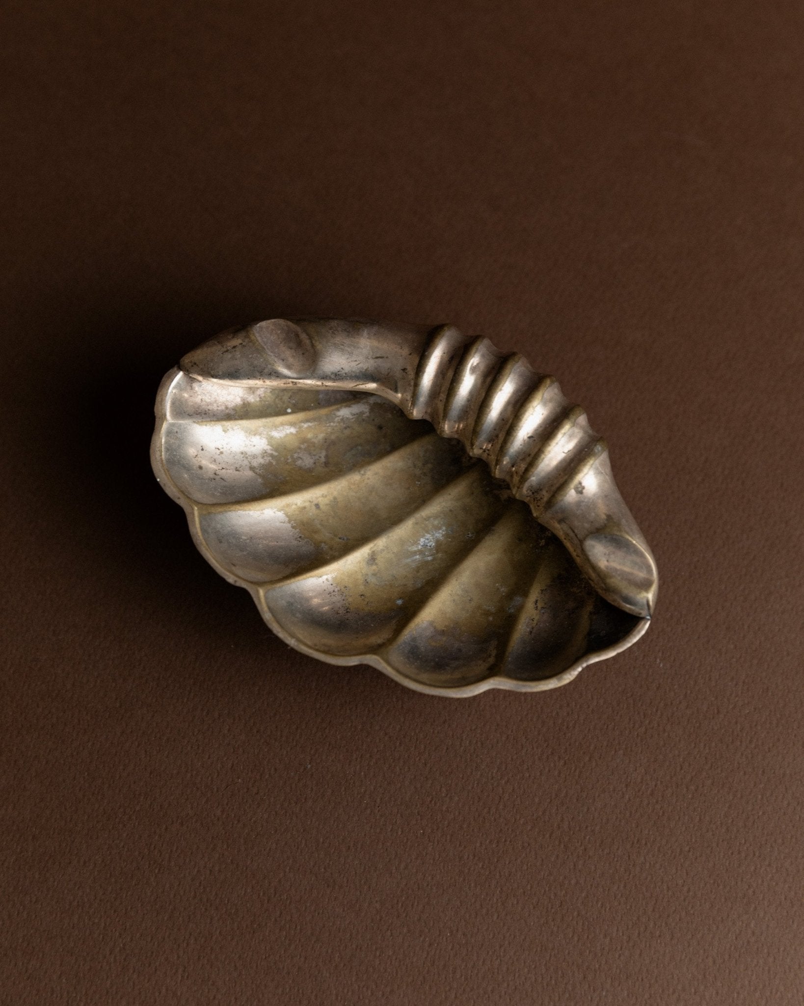 Vintage ashtray in shell shape with feet - Italy 1960s - Metal bowl for ashes - Noble table decoration, gift idea for her - Bottega Jacobs