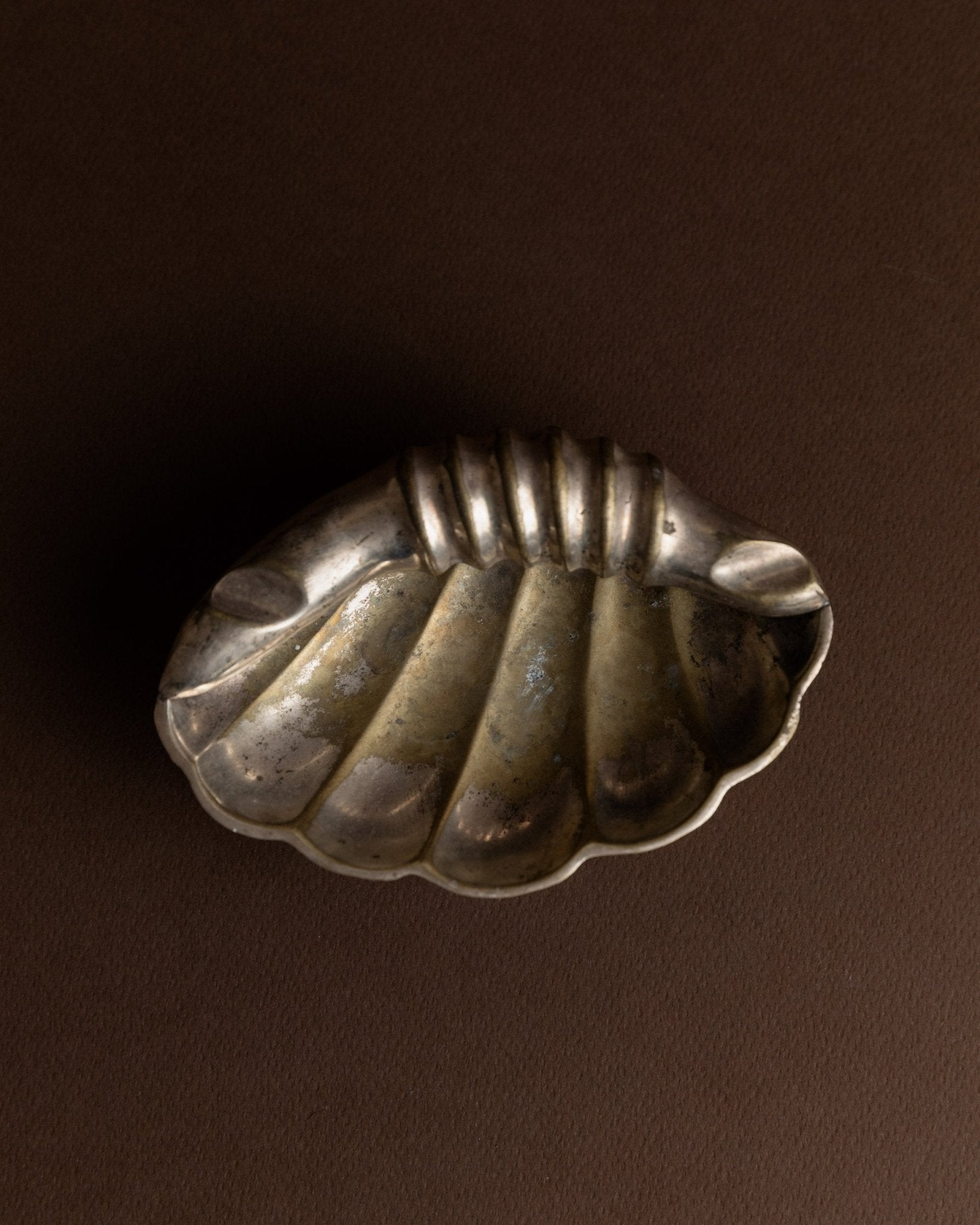 Vintage ashtray in shell shape with feet - Italy 1960s - Metal bowl for ashes - Noble table decoration, gift idea for her - Bottega Jacobs